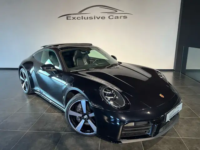 Porsche 911 view 3
