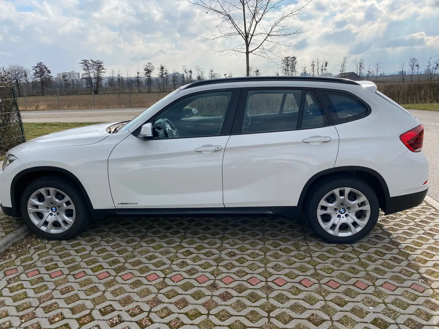 BMW X1 X1 xDrive20d Österreich Paket Automatik Weiß - 1
