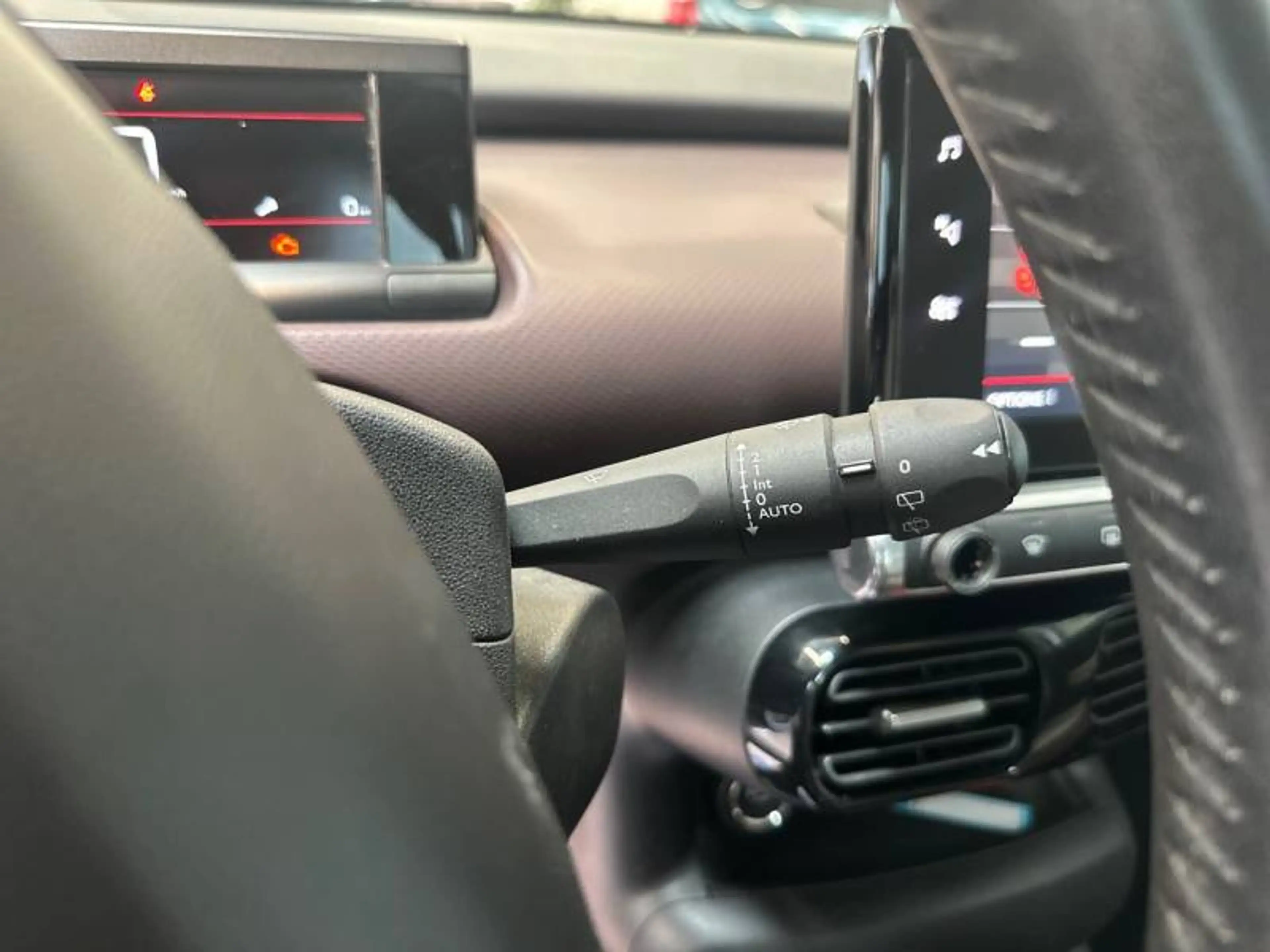 Citroen C4 Cactus 1 1.2 PureTech 110 S&S MAN6 Shine — photo 15