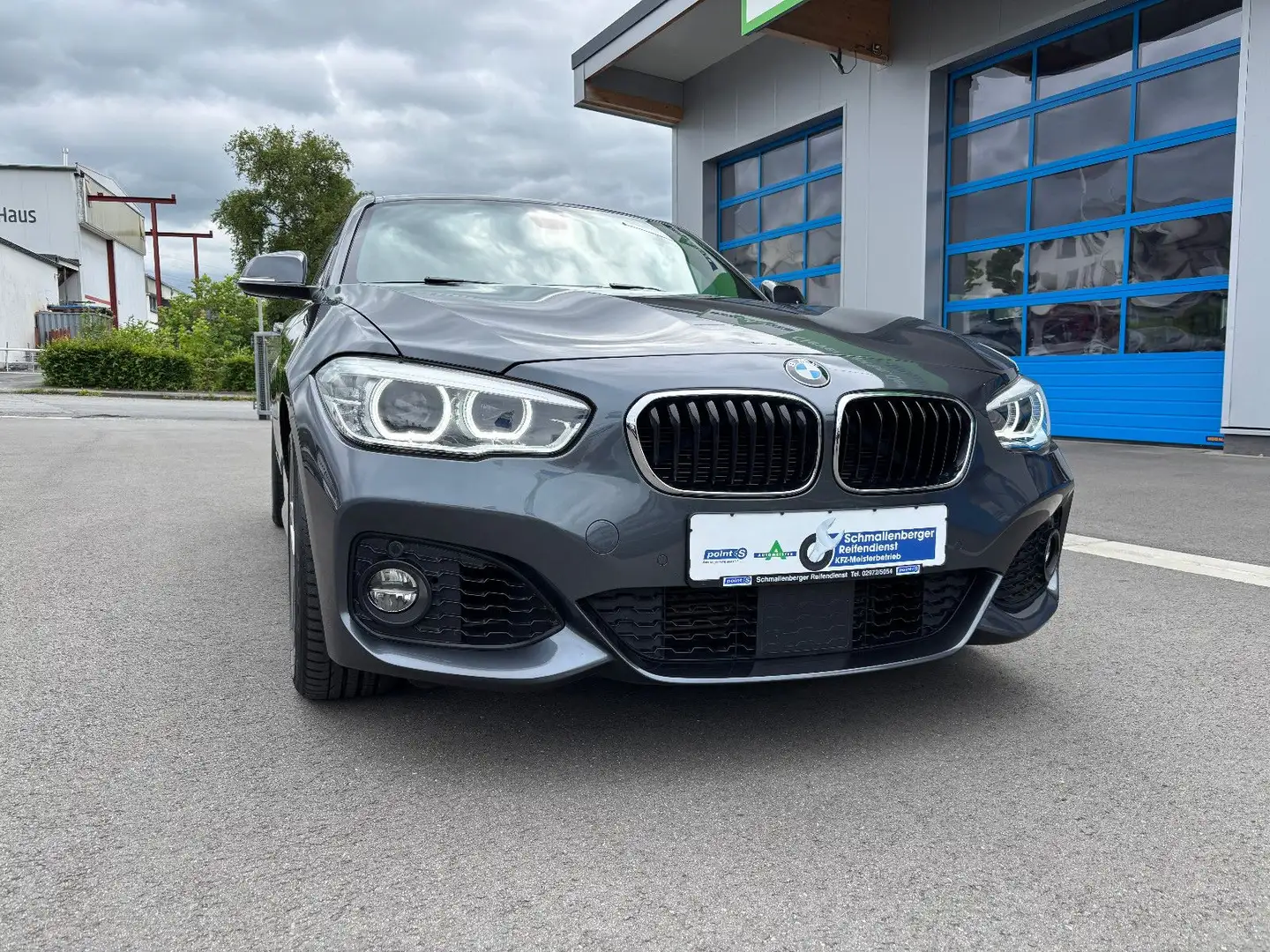 BMW 118 i Aut. M Sport LED NAVI AHK HiFi ACC Apple Gris - 2