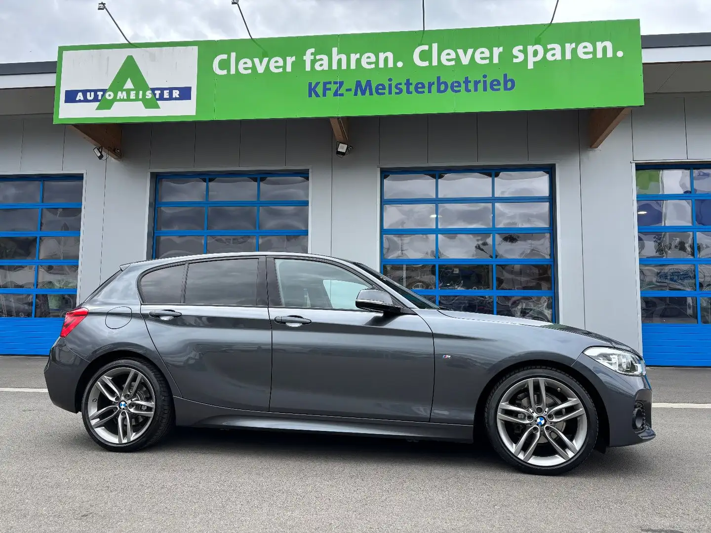 BMW 118 i Aut. M Sport LED NAVI AHK HiFi ACC Apple Gris - 1