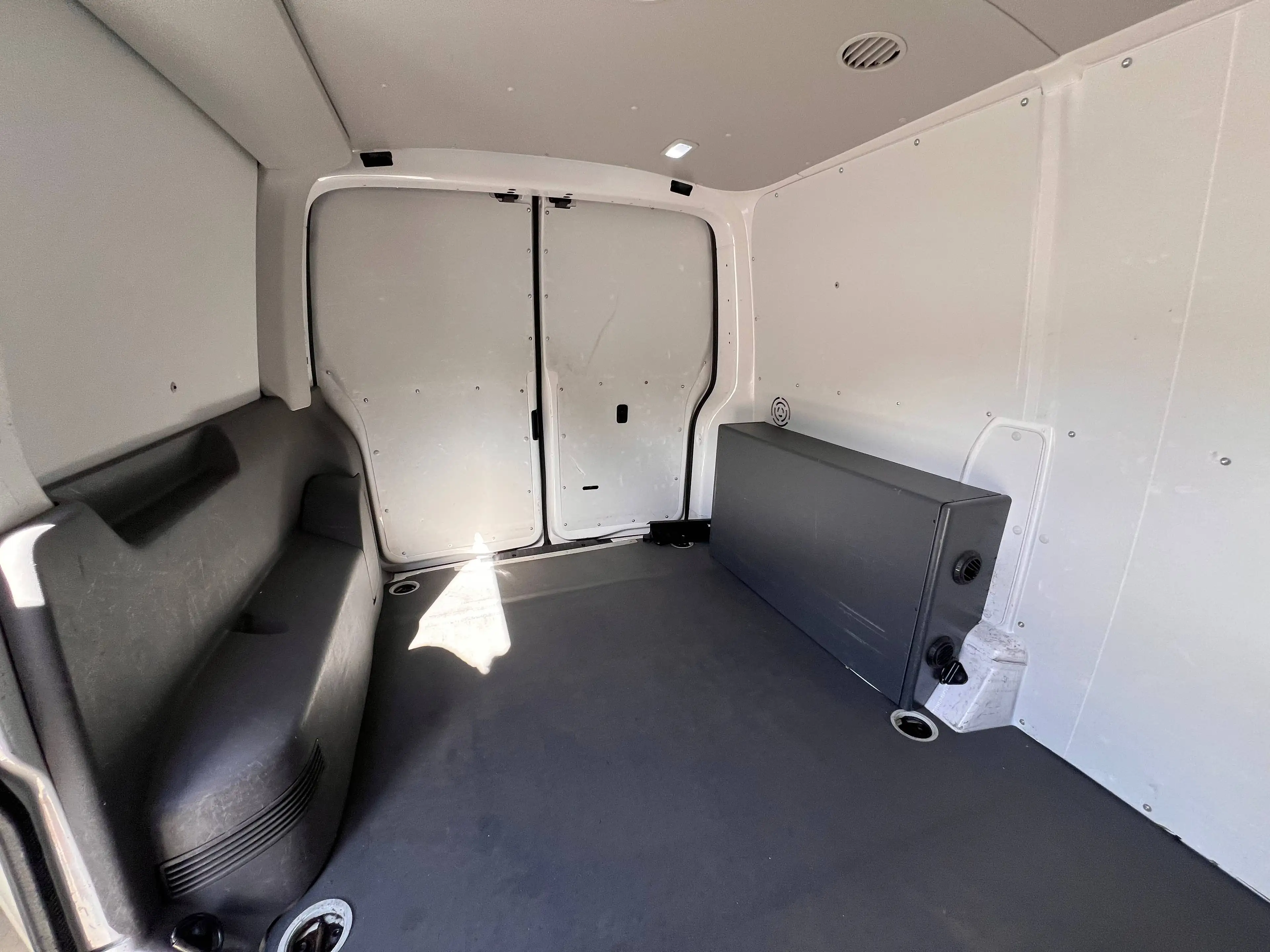 Volkswagen T6.1 Transporter Kasten FWD 2.0 TDI mit Laderaumkühlung — photo 9