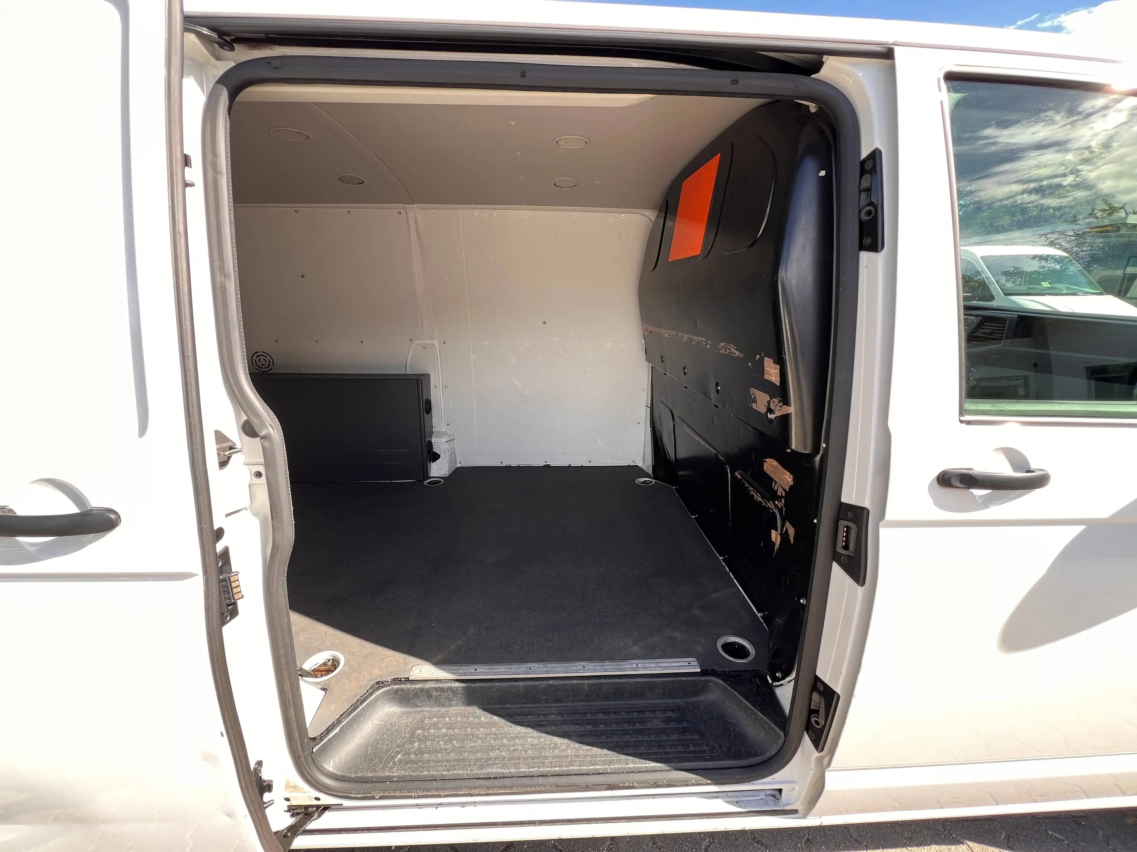 Volkswagen T6.1 Transporter Kasten FWD 2.0 TDI mit Laderaumkühlung — photo 8