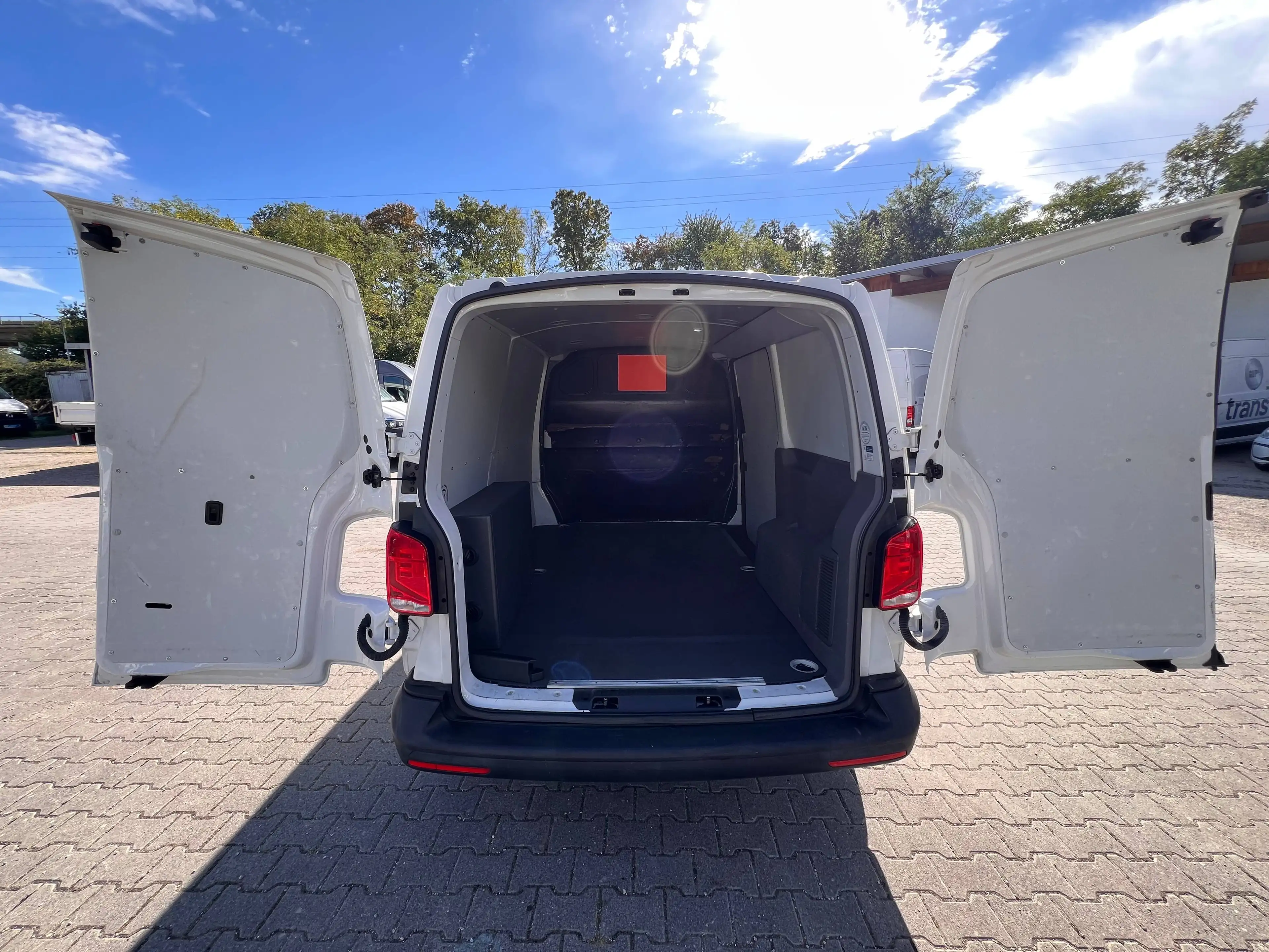 Volkswagen T6.1 Transporter Kasten FWD 2.0 TDI mit Laderaumkühlung — photo 10