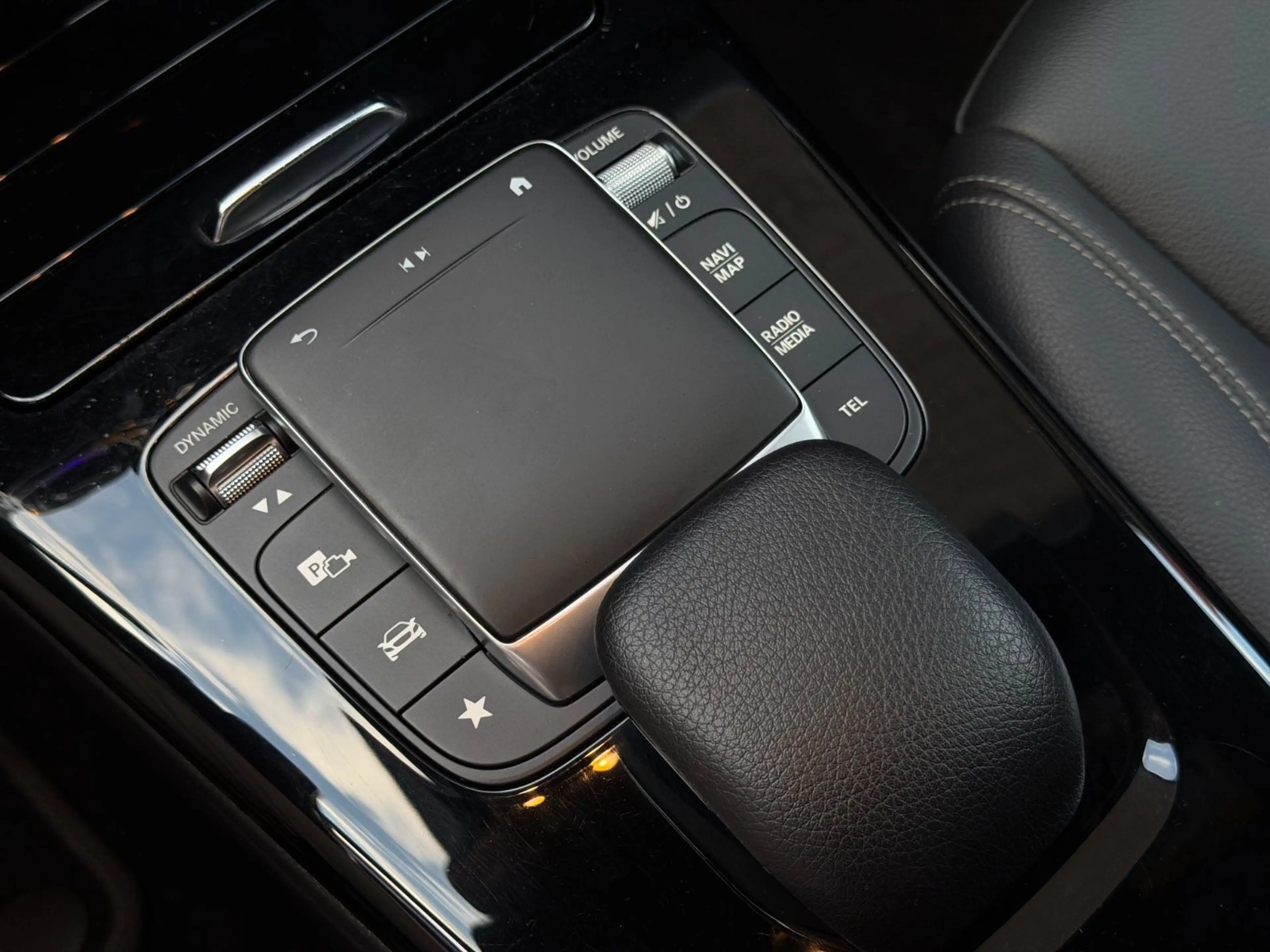 Mercedes-Benz A 250 e Limousine /LED/NAVI/AMBIENTE/R-KAMERA/SZH — photo 13