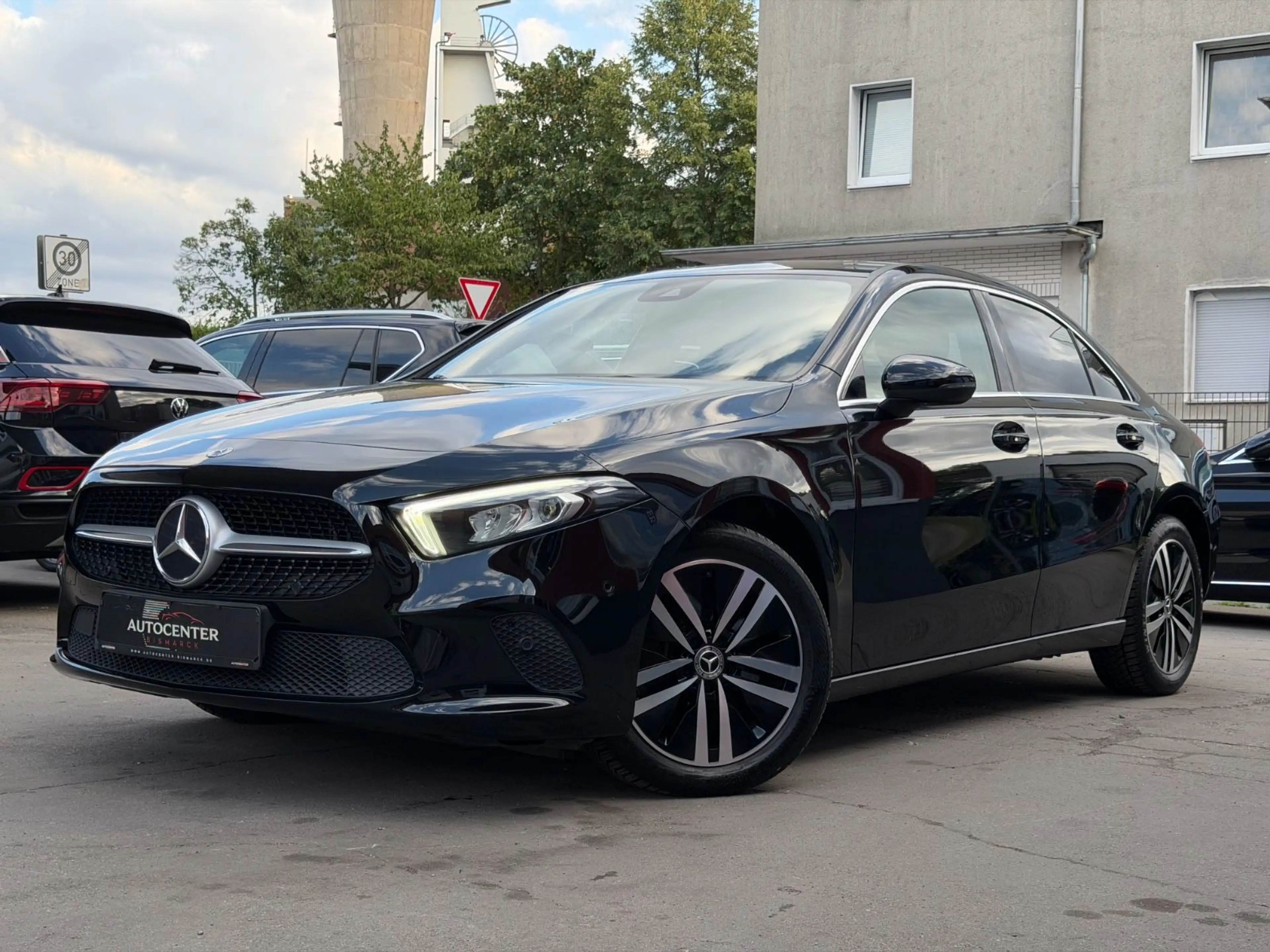 Mercedes-Benz A 250 e Limousine /LED/NAVI/AMBIENTE/R-KAMERA/SZH