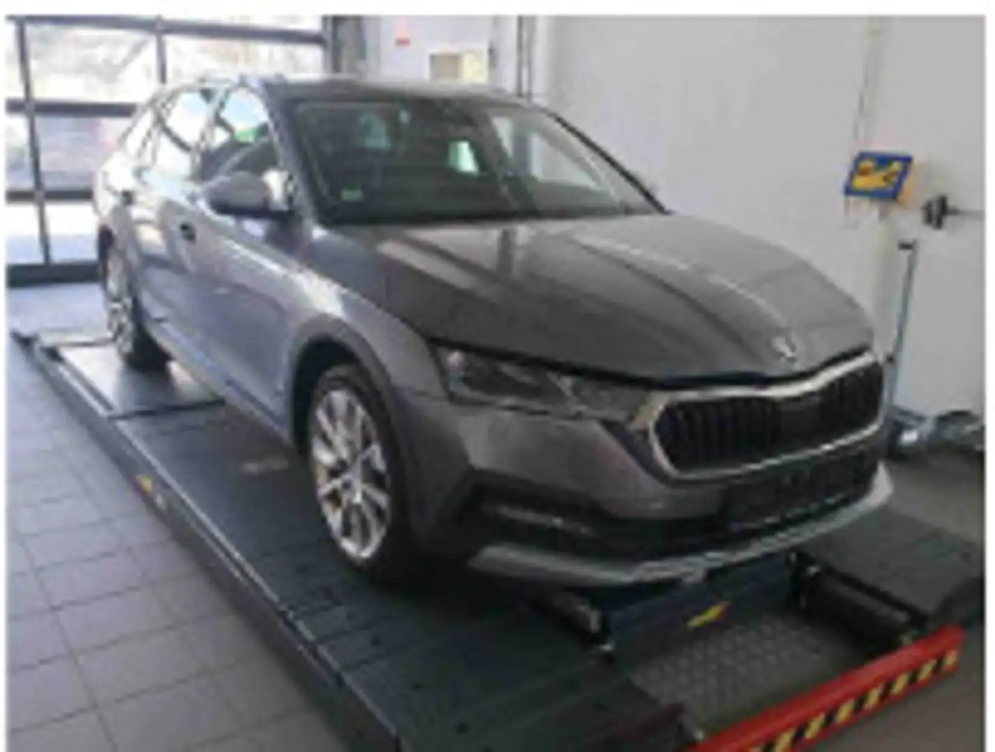 Skoda Octavia COMBI 2.0 TDI DSG 4x4 SCOUT AHK Grau - 2