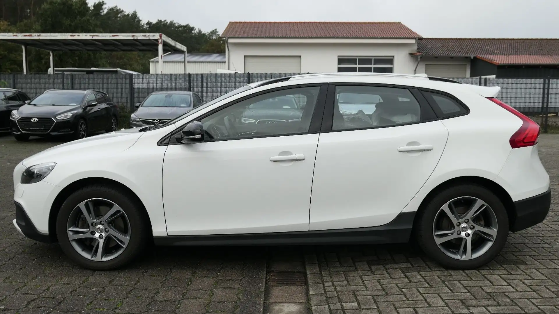 Volvo V40 40 Cross Country R-Cam/Xenon/AHK/8xRäder/MFL Weiß - 2