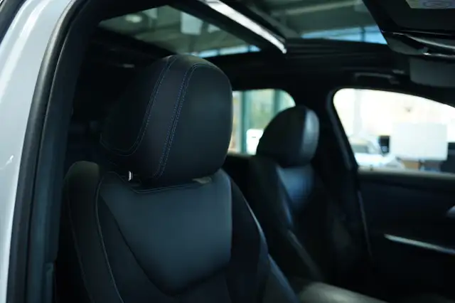 BMW 3 Series view 8