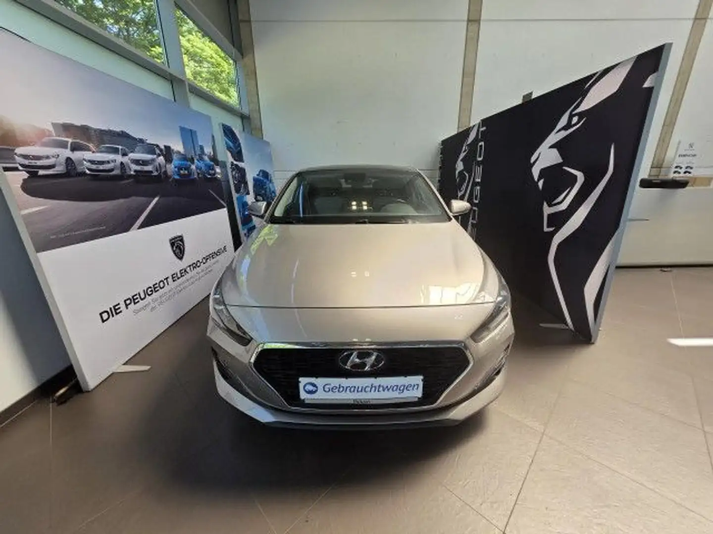 Hyundai i30 1.4 T-GDI Fastback Premium / Leder / SHZ / LED Weiß - 2