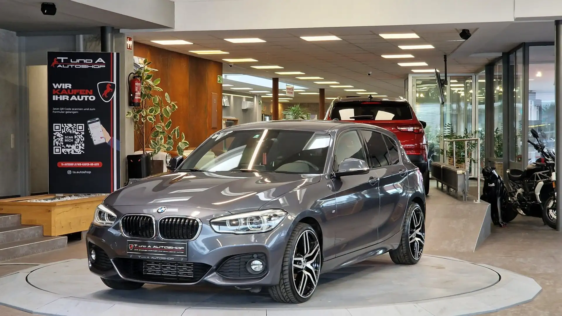 BMW 118 d xDrive M-Paket *Navi*19Zoll*Sitzheizung* Grau - 1