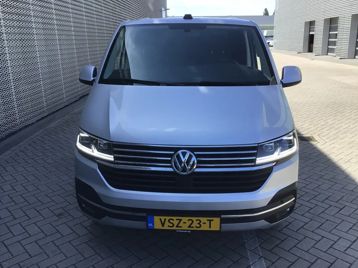 Volkswagen T6.1 Transporter 2.0 TDI 150PK DSG L1H1 28 Bulli Gris - 2