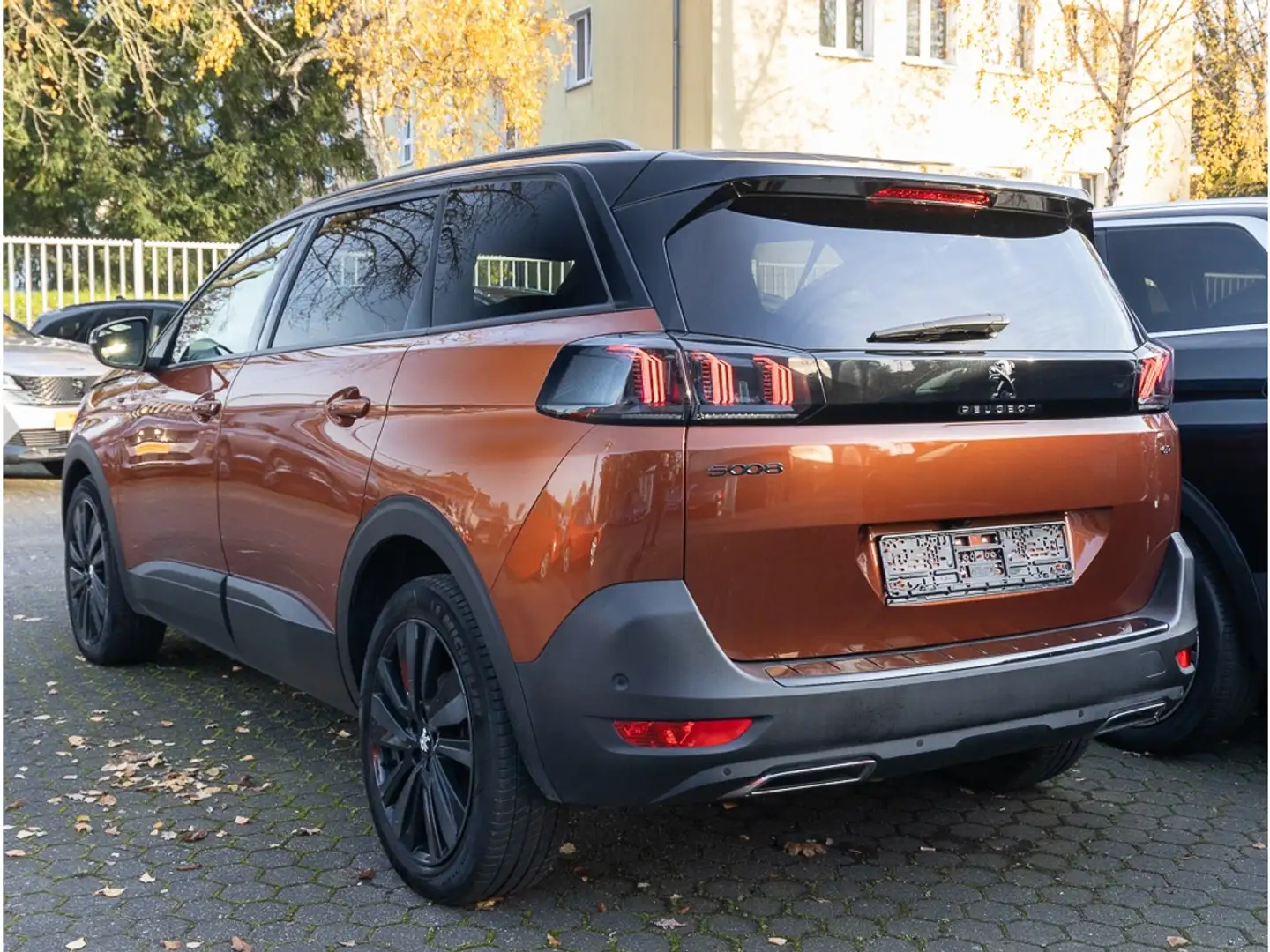 Peugeot 5008 PureTech GT EAT8 +PANO+SHZ+AHK+RFK+PDC+AUT+ Brun - 2