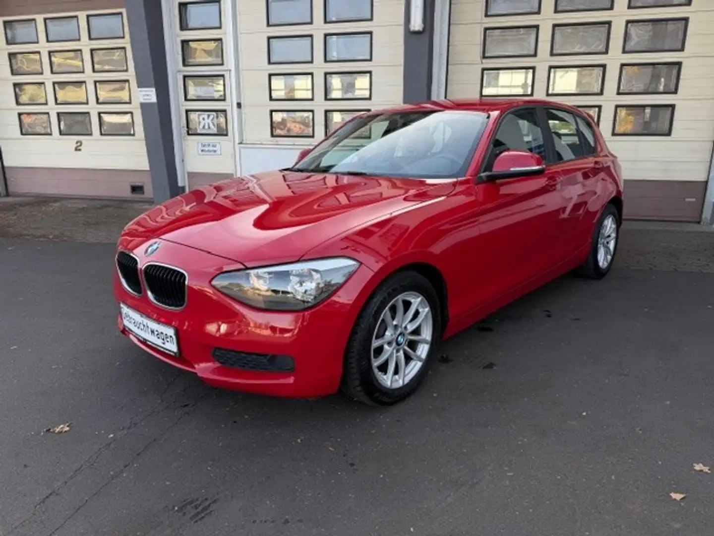 BMW 116 i Automatik Klima PDC SHZ Alu 1.Hand Klima Navi Červená - 2