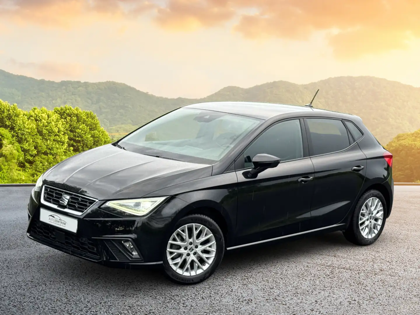 SEAT Ibiza 1.0 TSI,FR-L,SHZ,NAVI,ACC,APP,KAMERA,LED Schwarz - 1