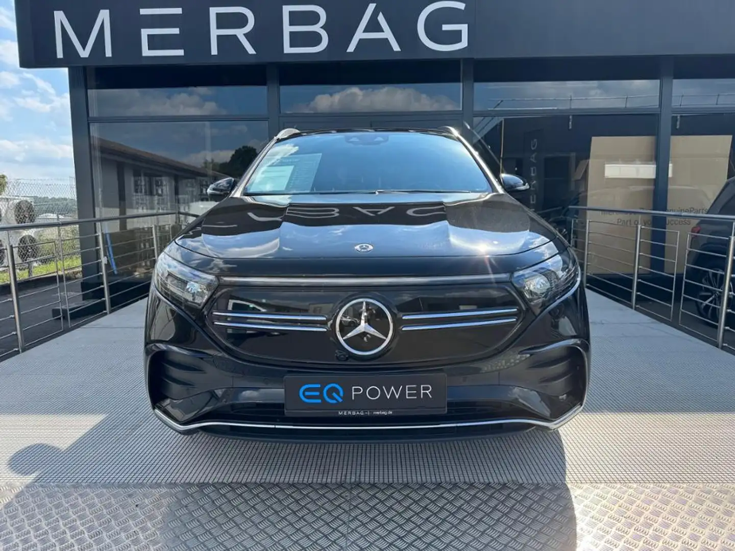 Mercedes-Benz EQA 350 4M *AMG Pano AHK Easy-P. Keyless Go 360° Schwarz - 2