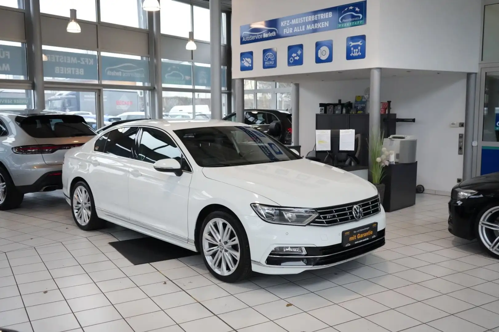 Volkswagen Passat Lim. R-Line BMT/Start-Stopp Bílá - 1
