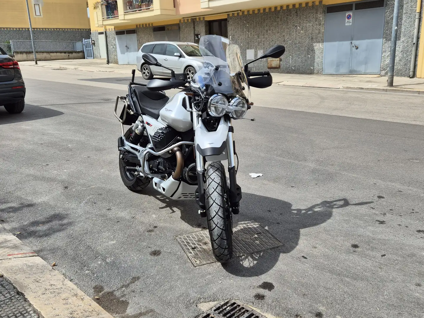 Moto Guzzi V 85 TT Wit - 1
