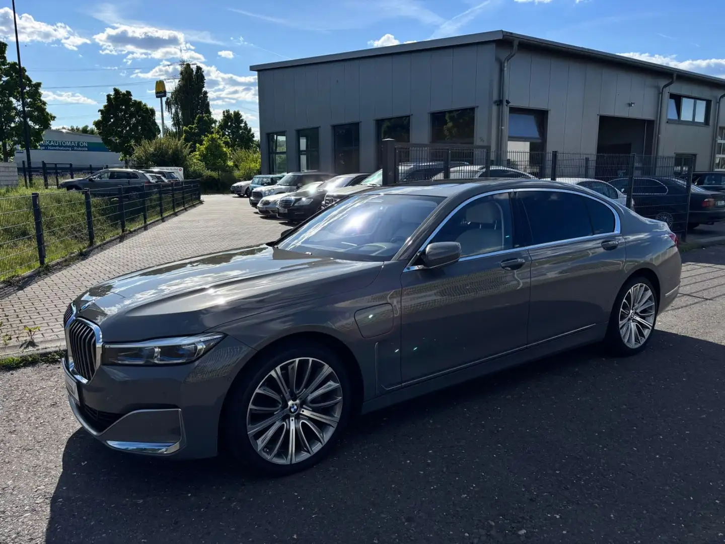 BMW 745 e L xDrive Executive Lounge/Laser/2xDVD+TV Grau - 1