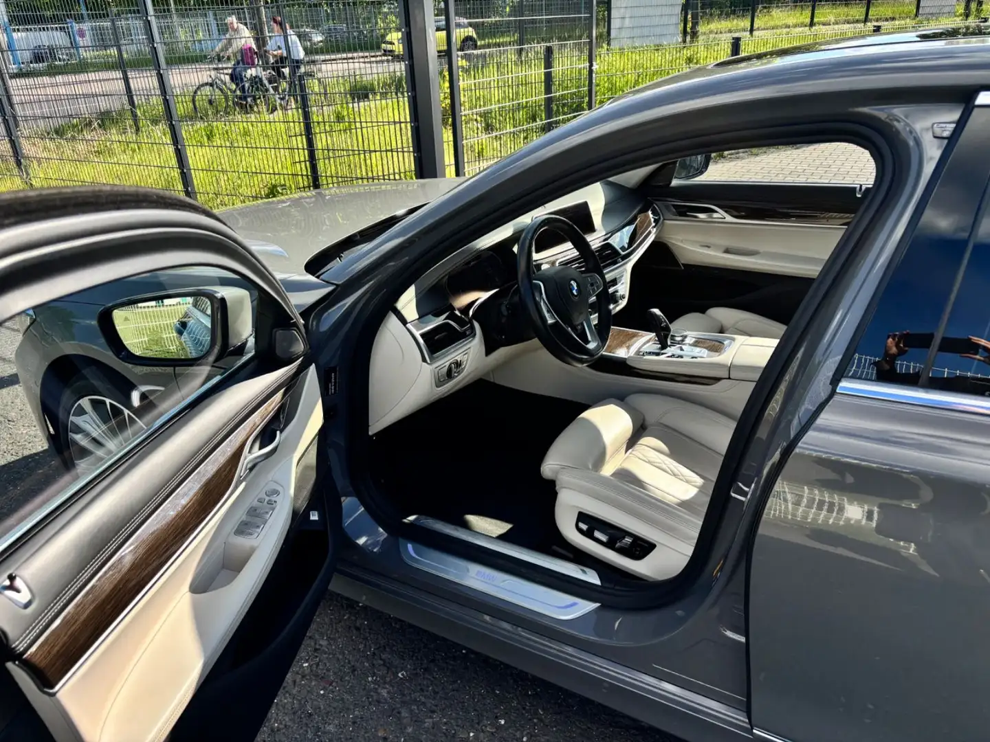 BMW 745 e L xDrive Executive Lounge/Laser/2xDVD+TV Grau - 2