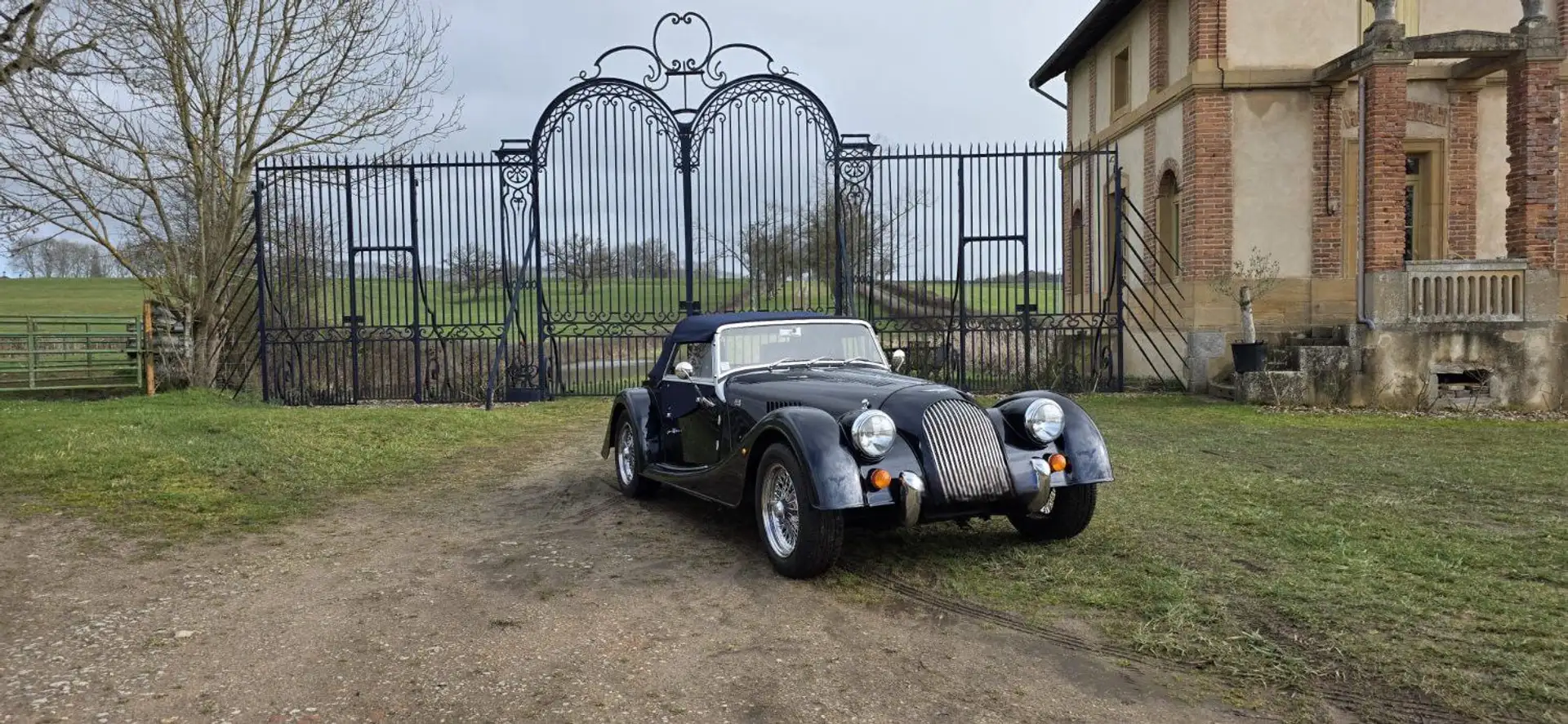 Morgan Plus 4 2L GDI Blau - 2