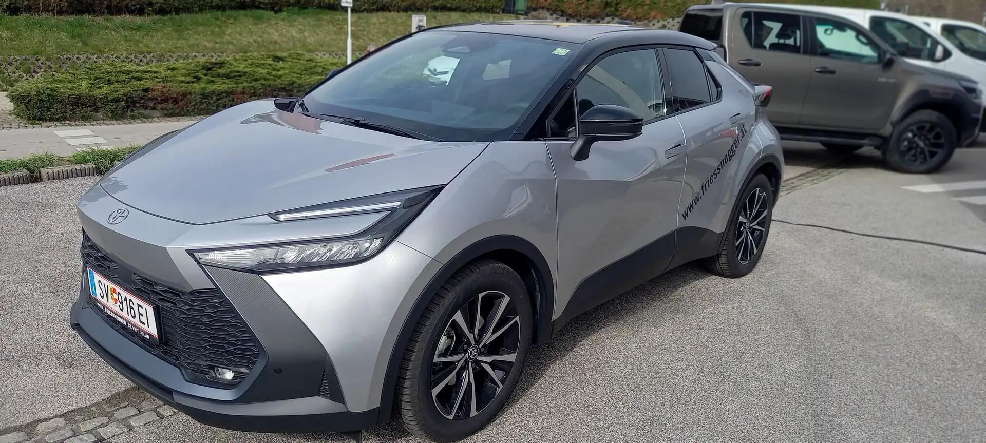 Toyota C-HR 1,8 Hybrid E-CVT Active Drive Silber - 1