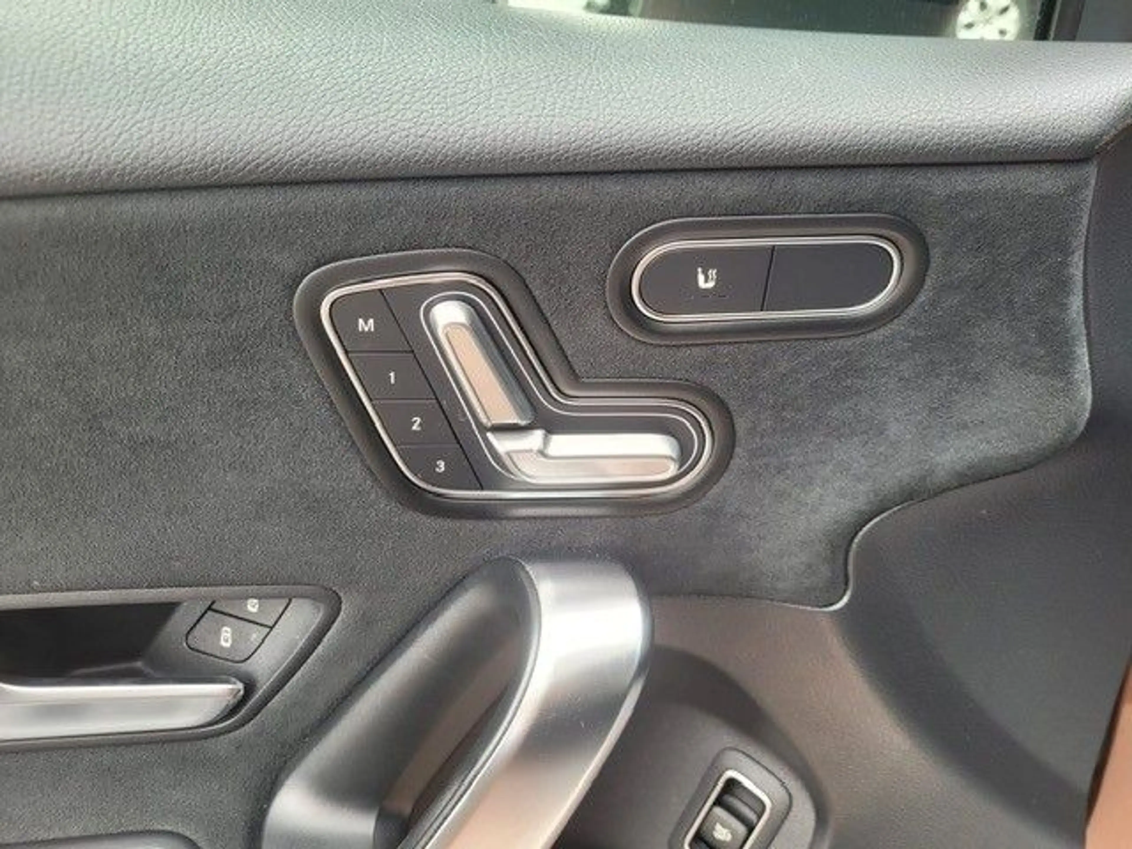 Mercedes-Benz A 200 AMG Automatik Pano Head-Up Keyless Kamera — photo 7