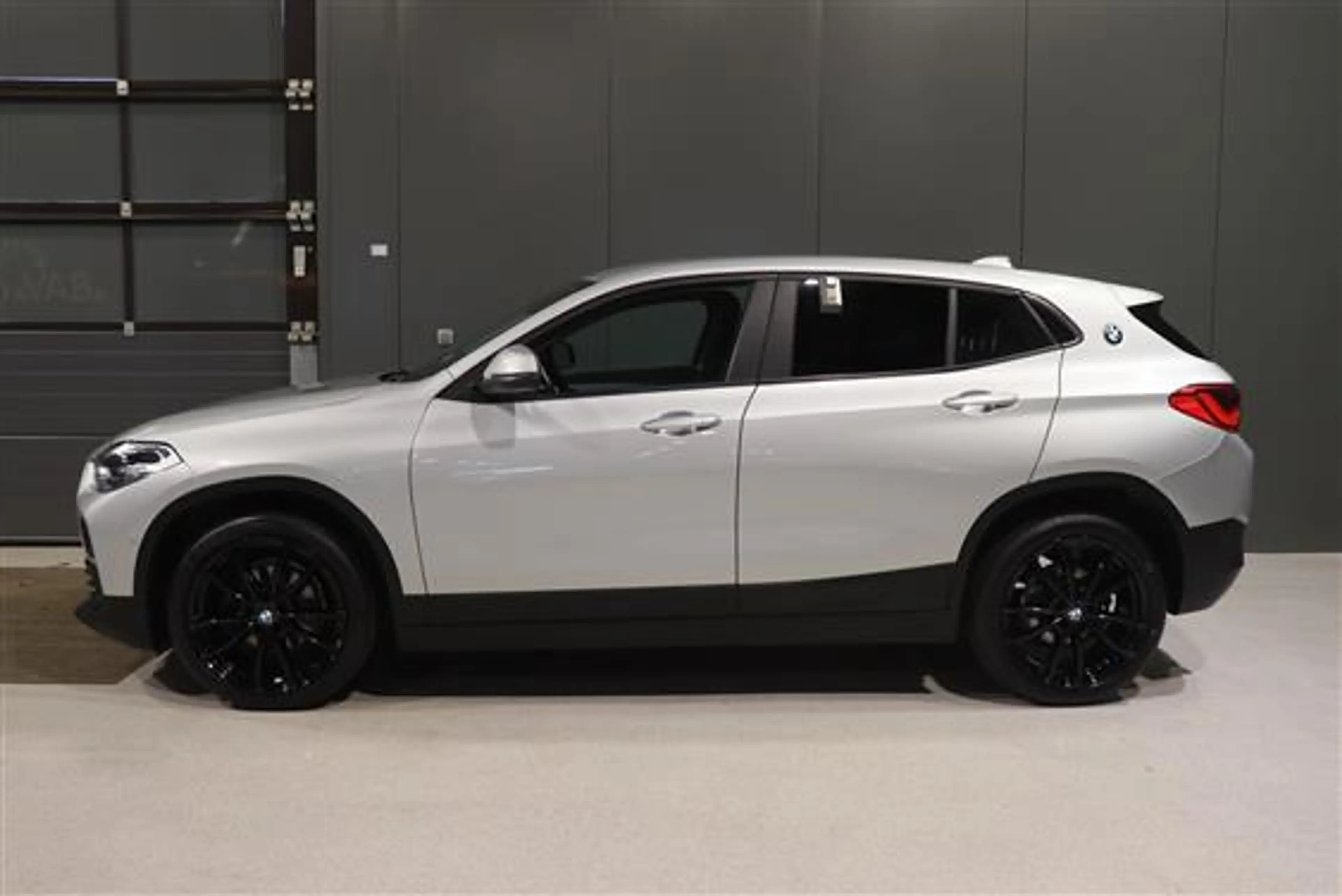 BMW X2 SDRIVE18I — photo 3