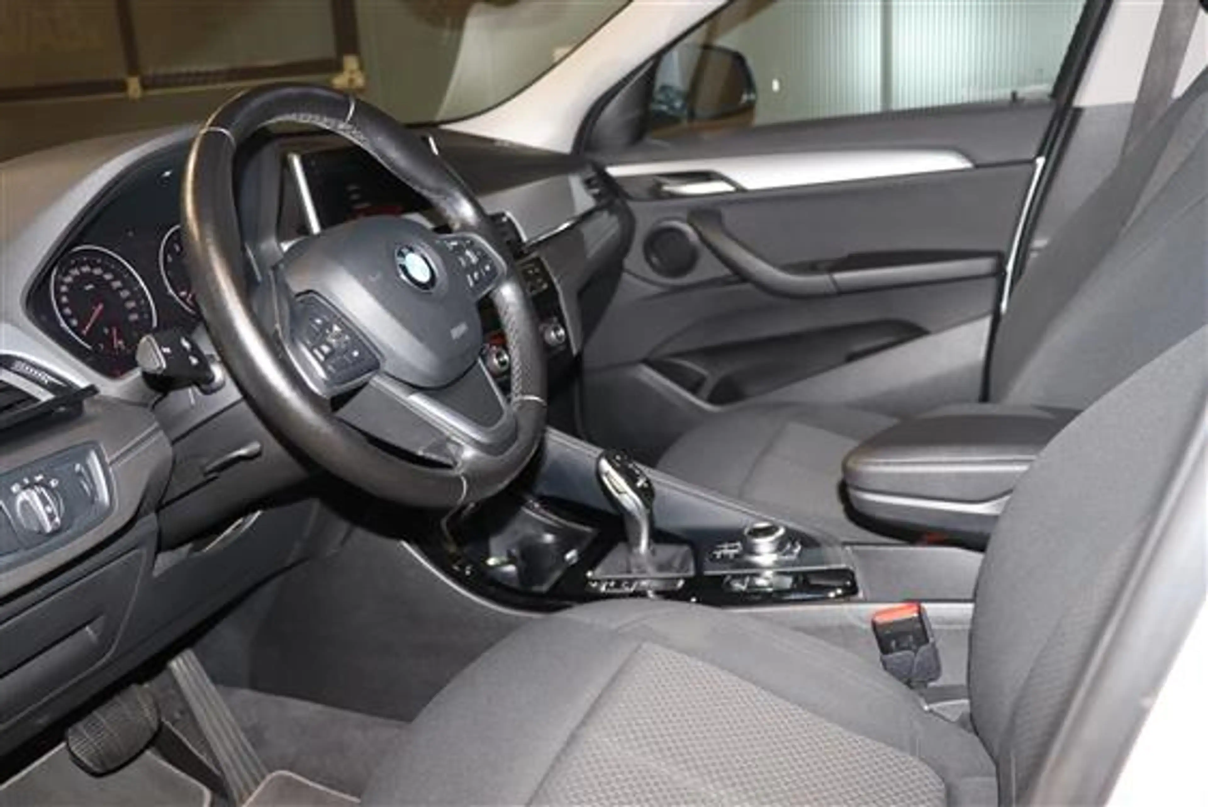 BMW X2 SDRIVE18I — photo 9