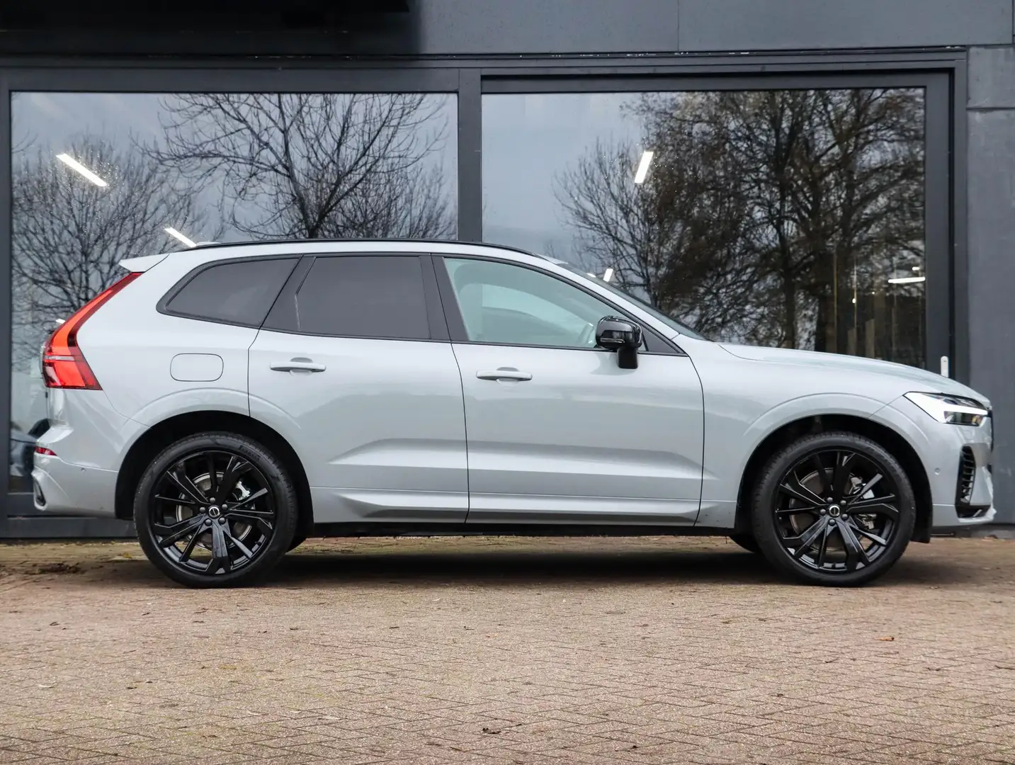 Volvo XC60 2.0 T6 Plug-in hybrid AWD Plus Dark Gris - 2