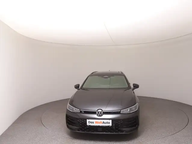 Volkswagen Passat view 3