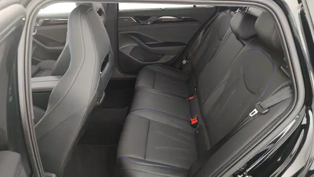 Volkswagen Passat view 11