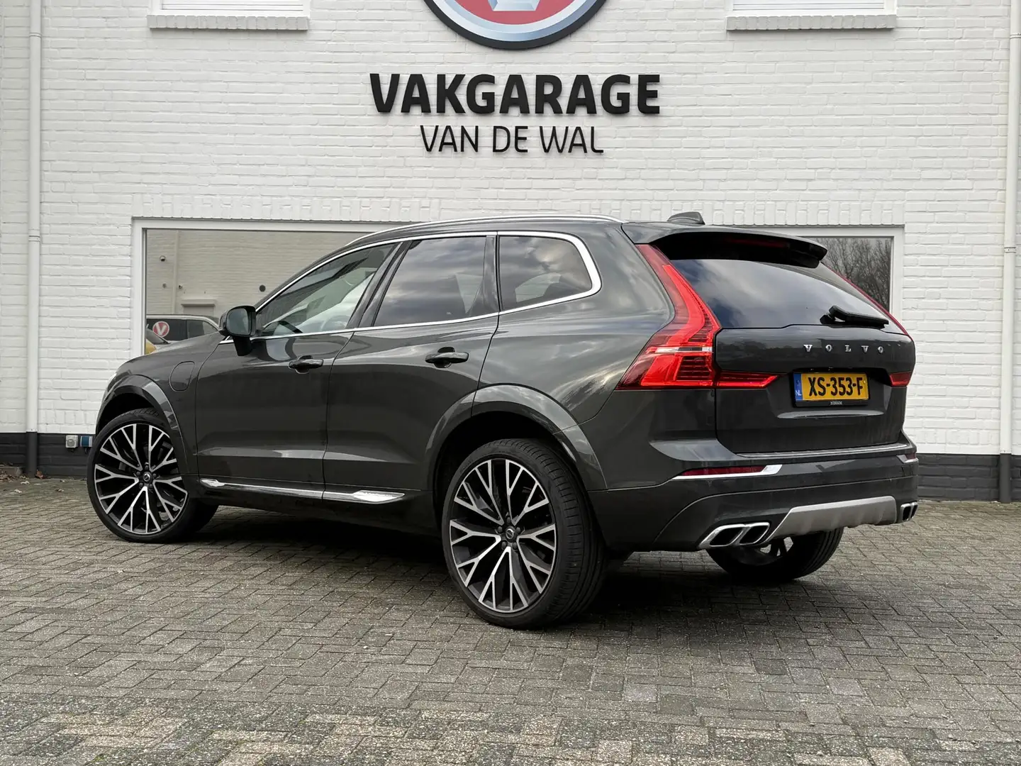 Volvo XC60 2.0 T8 Twin Engine AWD Inscription | Origineel Ned Gris - 2
