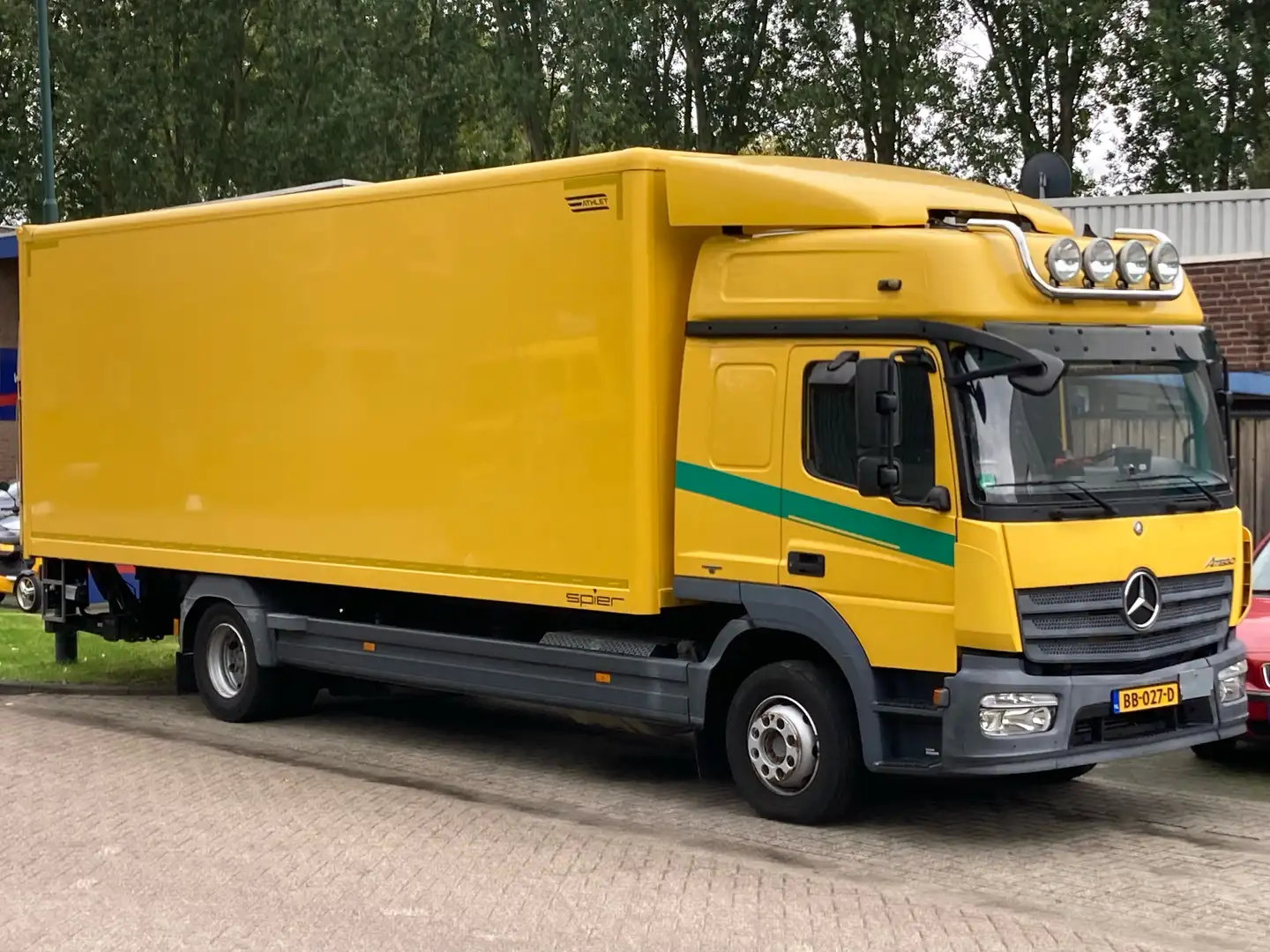 Mercedes-Benz Atego 1227 automaat Euro 6 bakwagen met laadklep žuta - 1