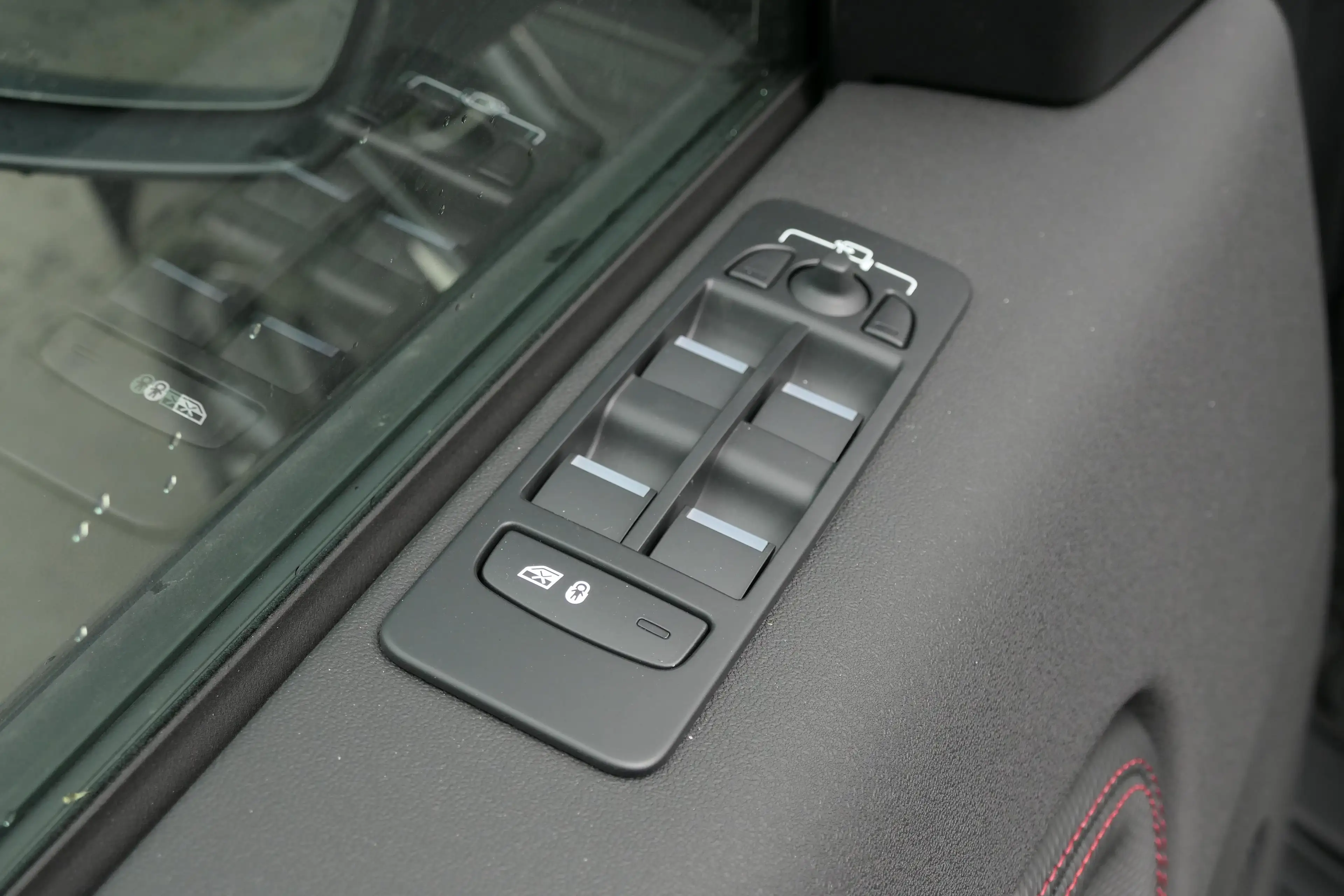 Land Rover Discovery Sport - P300e R-DYNAMIC SE — photo 11