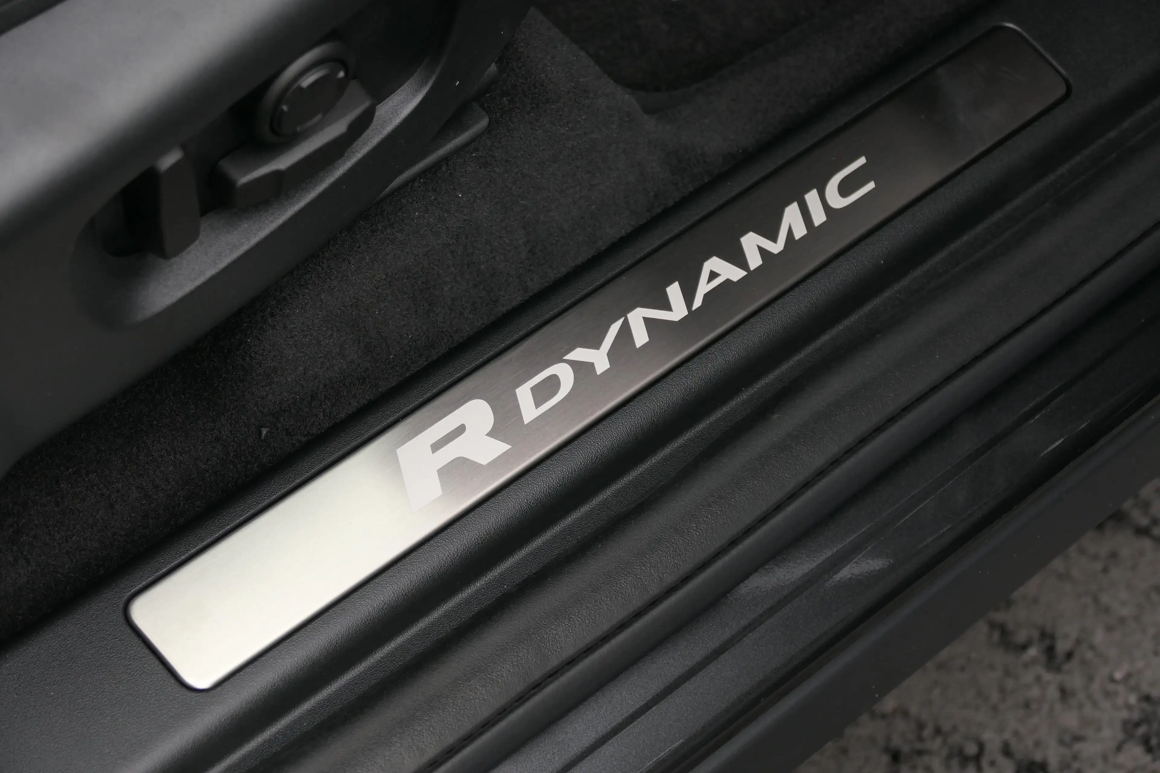 Land Rover Discovery Sport - P300e R-DYNAMIC SE — photo 8