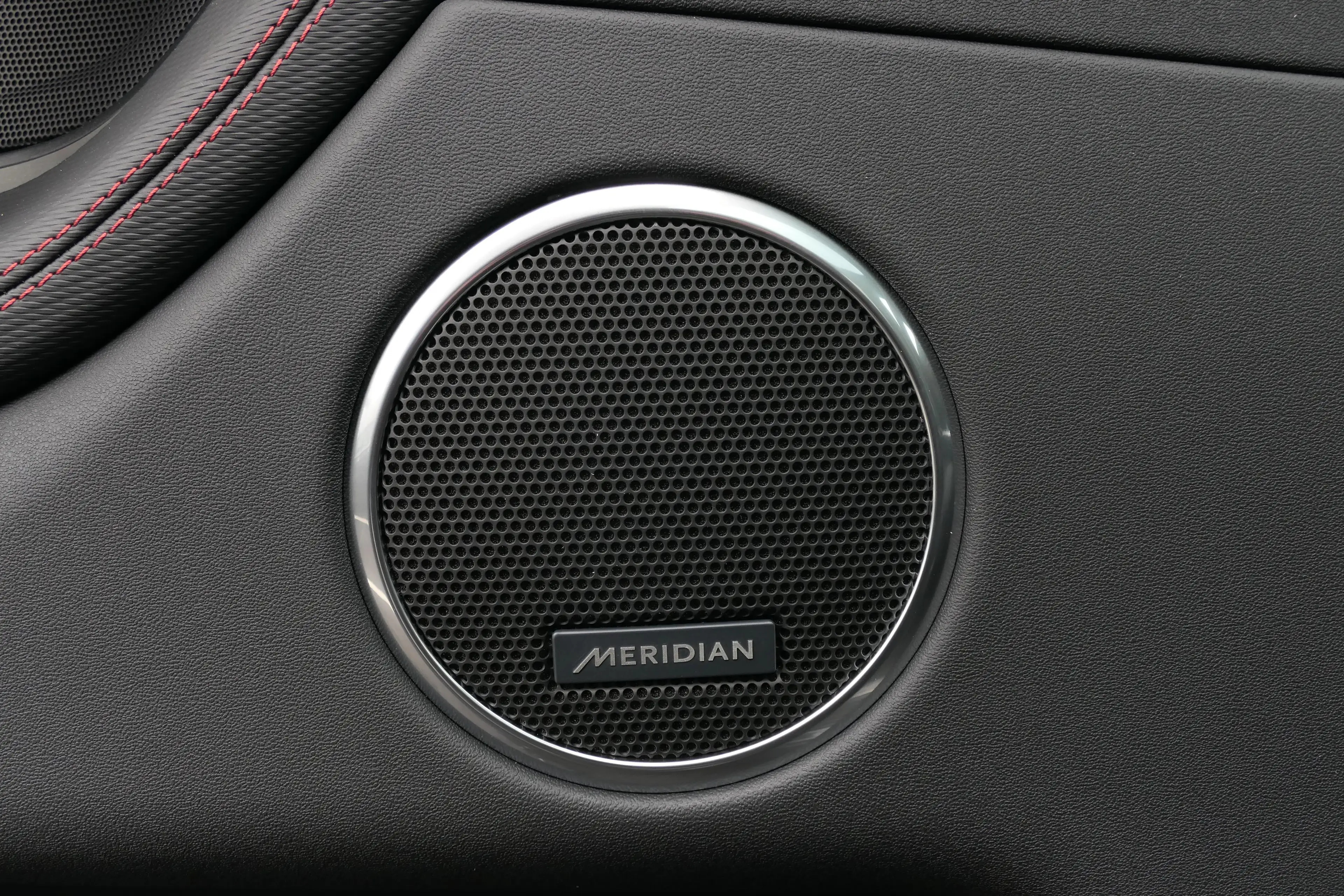 Land Rover Discovery Sport - P300e R-DYNAMIC SE — photo 13