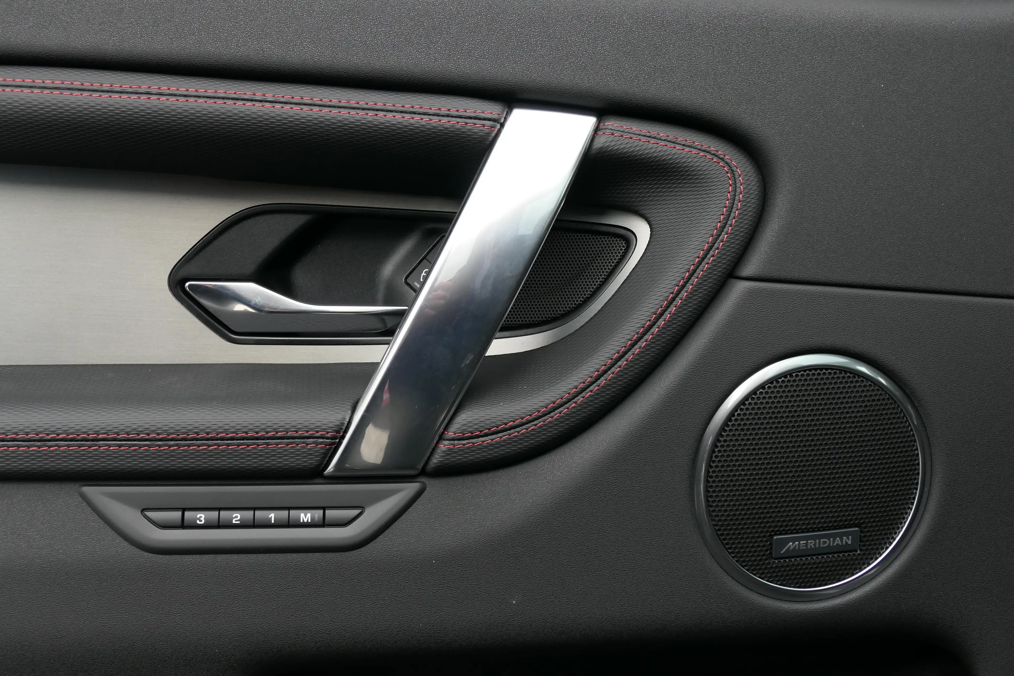 Land Rover Discovery Sport - P300e R-DYNAMIC SE — photo 12