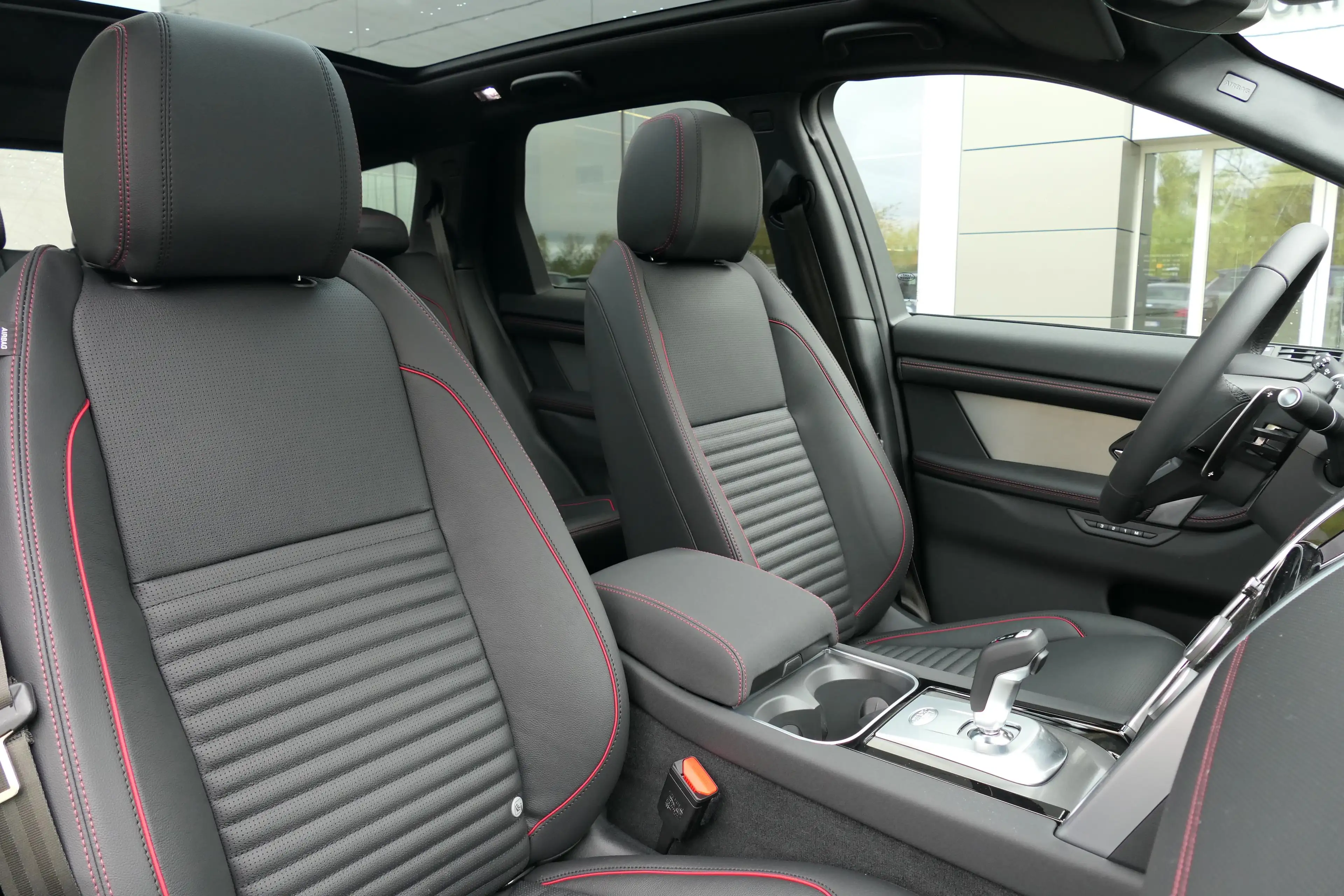 Land Rover Discovery Sport - P300e R-DYNAMIC SE — photo 9