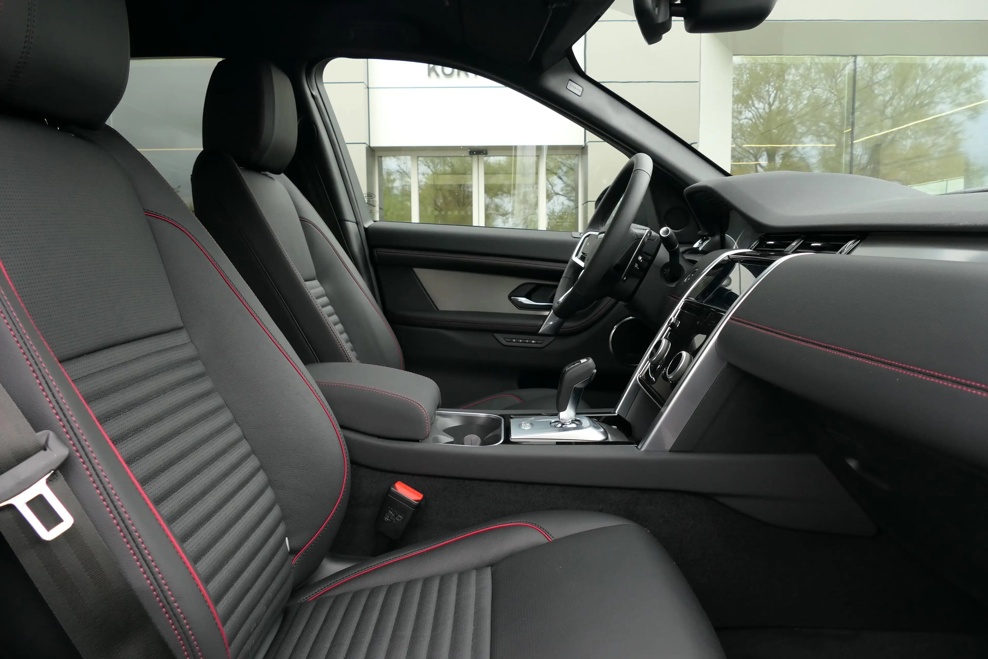 Land Rover Discovery Sport - P300e R-DYNAMIC SE — photo 7