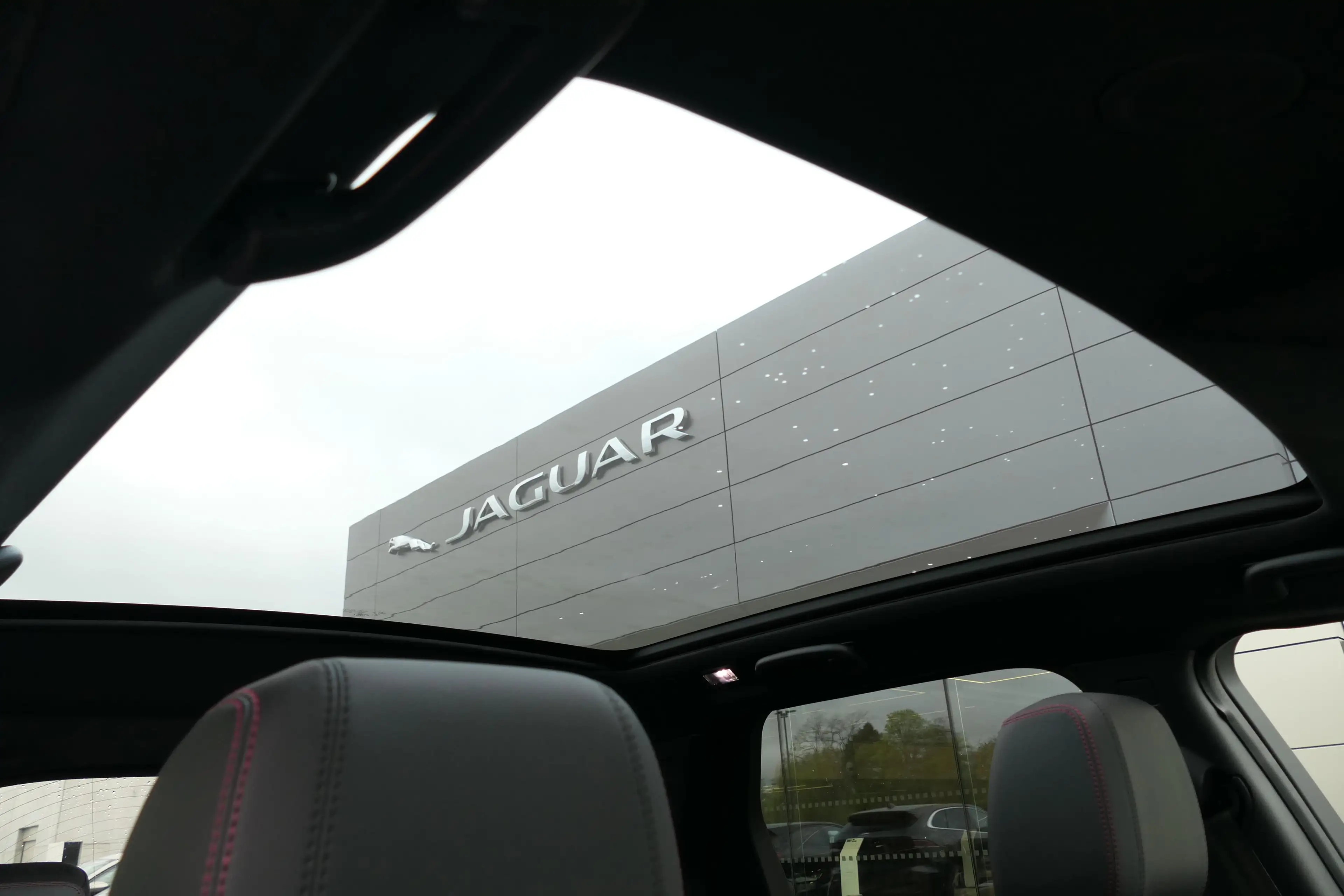 Land Rover Discovery Sport - P300e R-DYNAMIC SE — photo 10