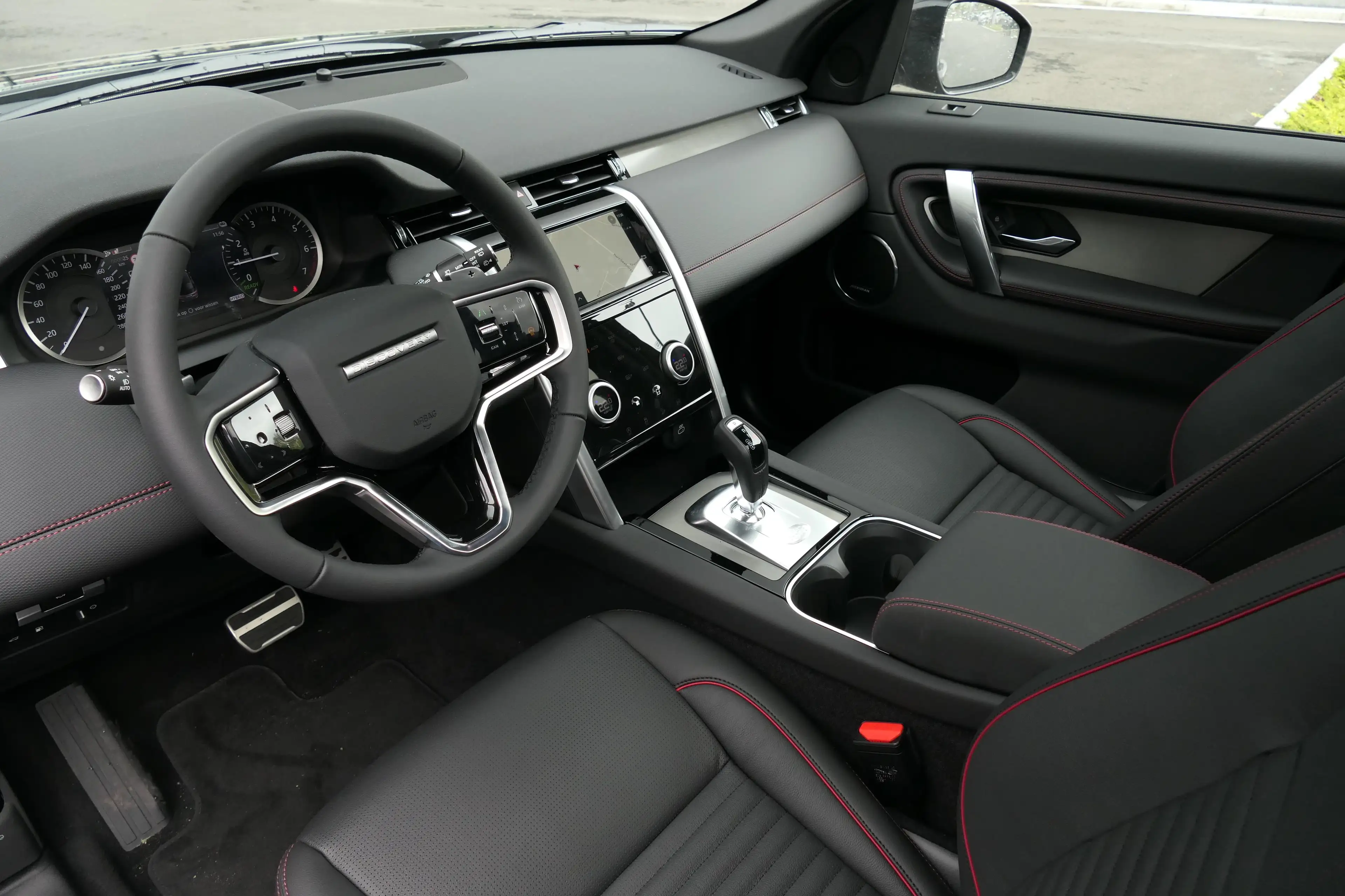 Land Rover Discovery Sport - P300e R-DYNAMIC SE — photo 15