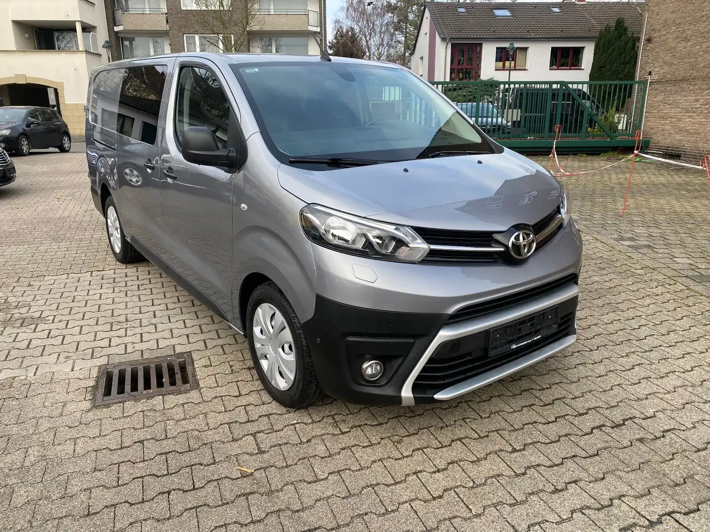 Toyota Proace L2 Kasten Doppelkabine Comfort | 6 Sitzer Silber - 2
