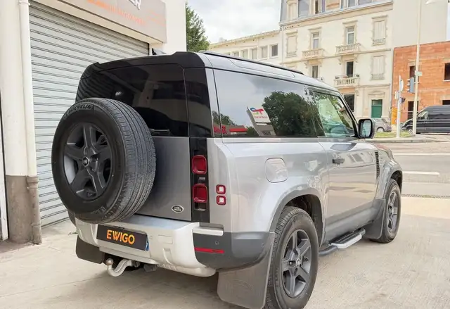 Land Rover Defender view 3