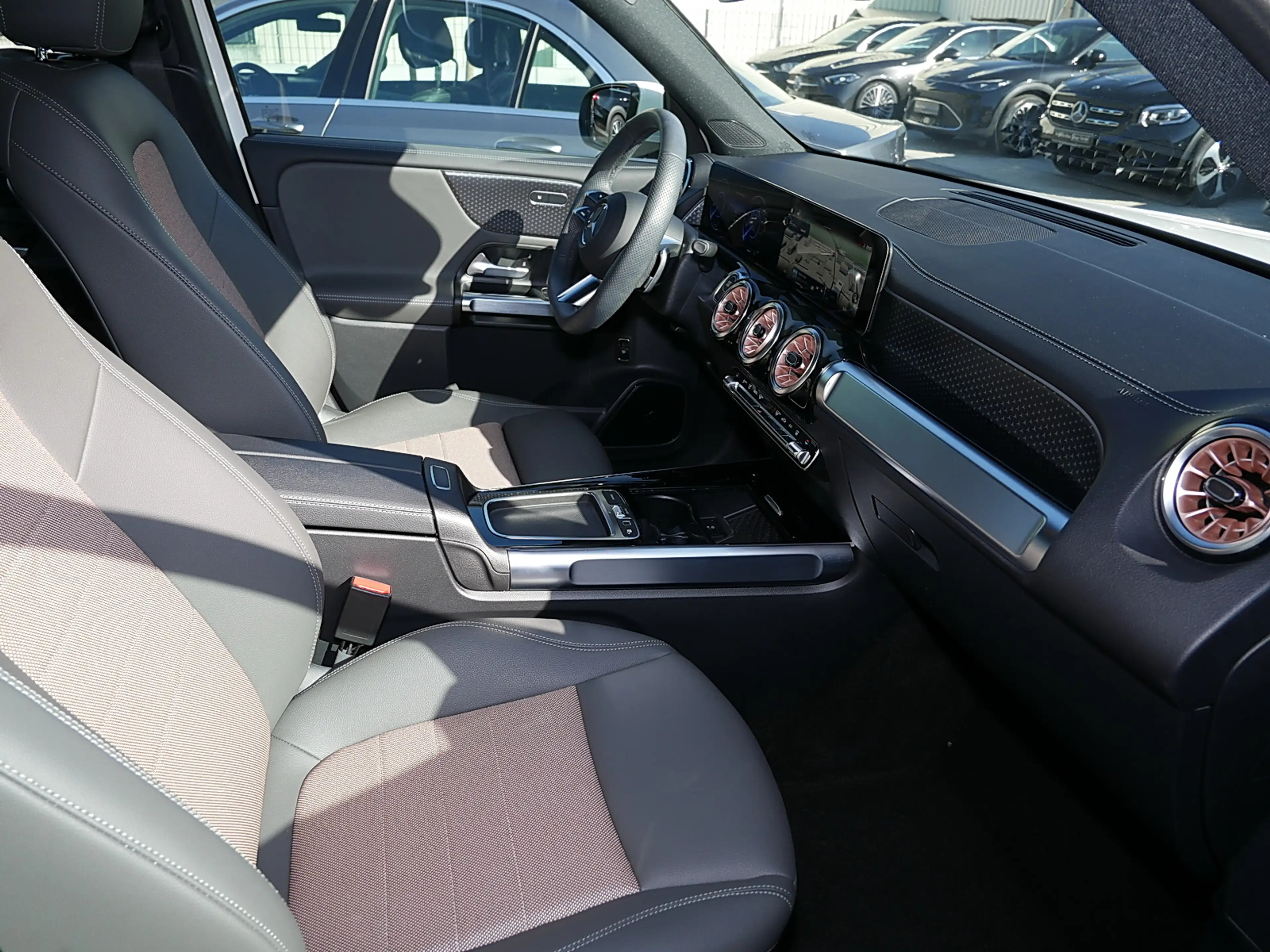 Mercedes-Benz EQB 250 + ILS MBUX Ambiente LED Wide Cam Navi AUT — photo 5