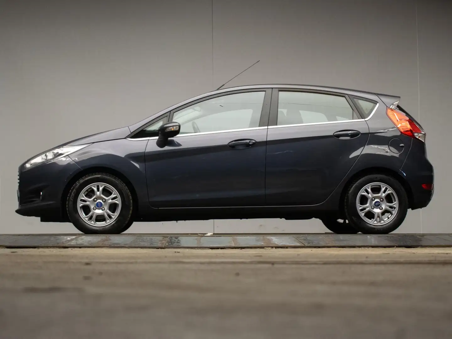 Ford Fiesta 1.6 TDCi Lease Titanium Sport (NAVI,CRUISE,CLIMATE Grijs - 1