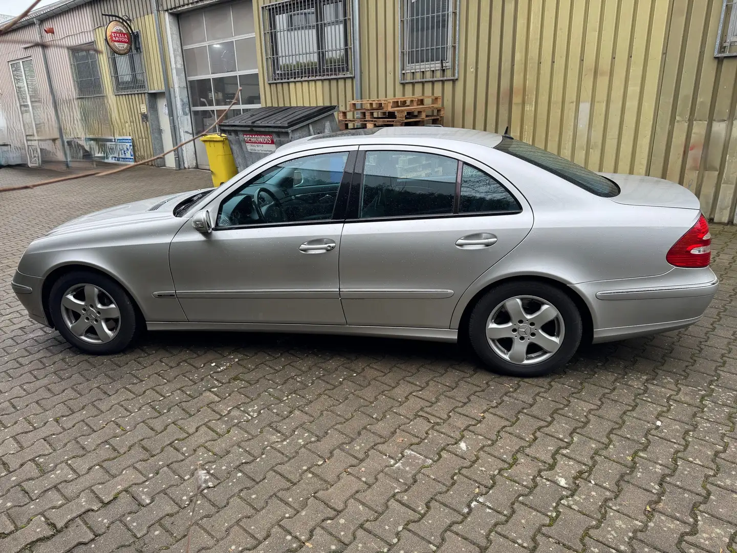Mercedes-Benz E 320 Avantgarde*Luft*Sitzlüftung*Comand*1.Hand* Silber - 2