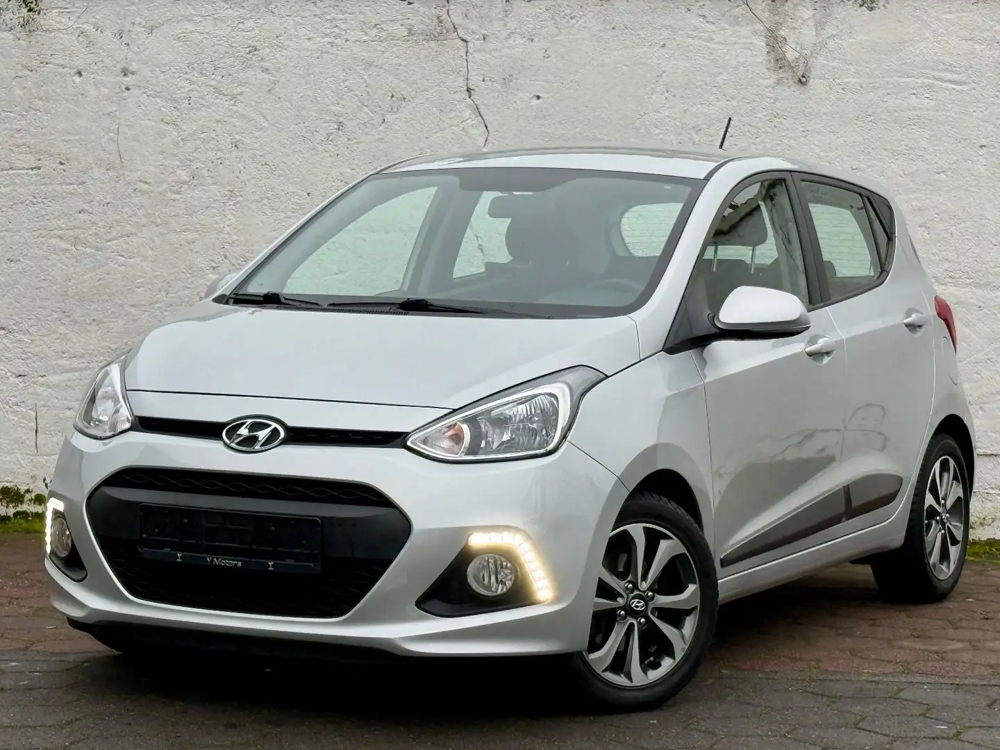 Hyundai i10 /Automatik/PDC/Navi/Sitz-Lenkradheizung/Navi Silber - 1