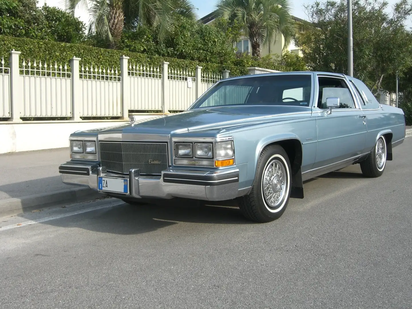 Cadillac Fleetwood Brougham Bleu - 1
