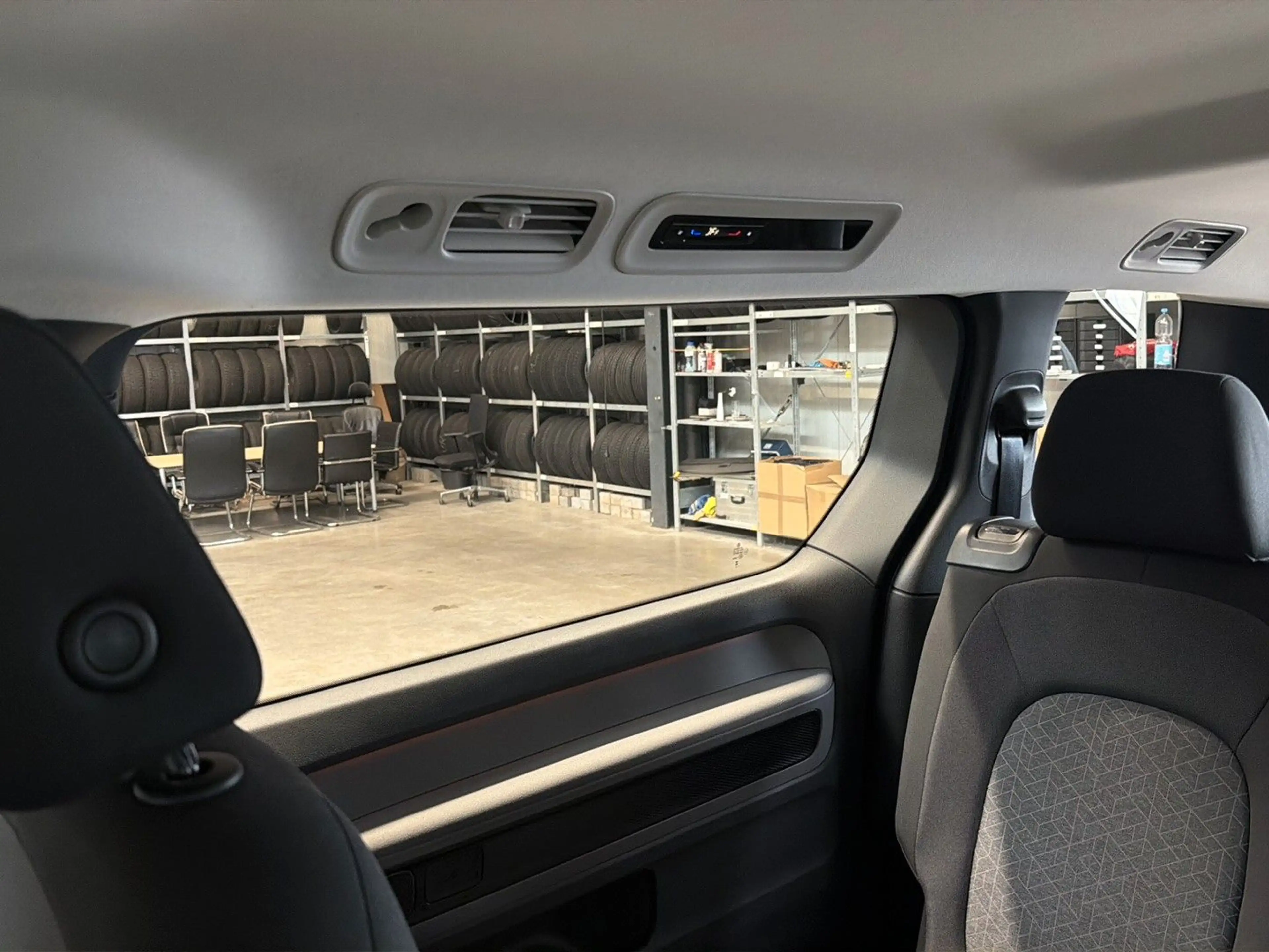 Volkswagen ID. Buzz Bus Pro LR AHK ACC SHZ RFK H/K IQ.Light — photo 12